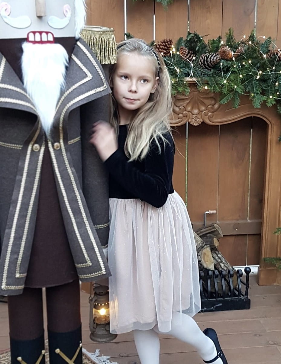 Elegantiška veliūrinė suknelė su tiuliu AUKSU ŽĖRI