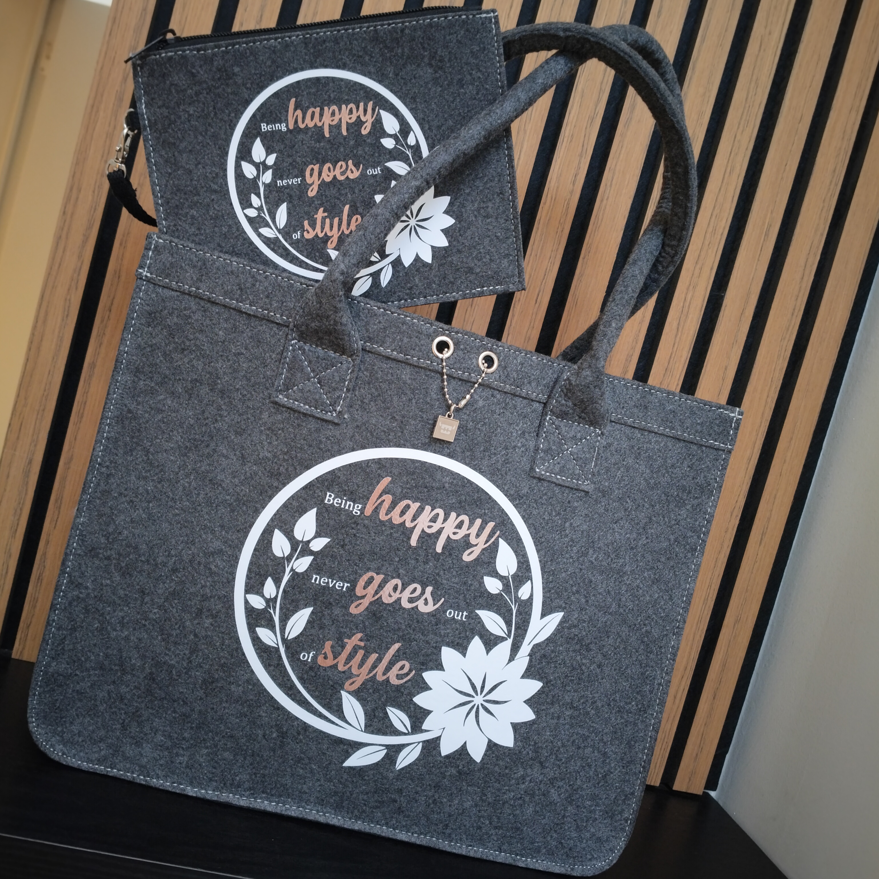 Vilten tas "Being happy never goes out of style"