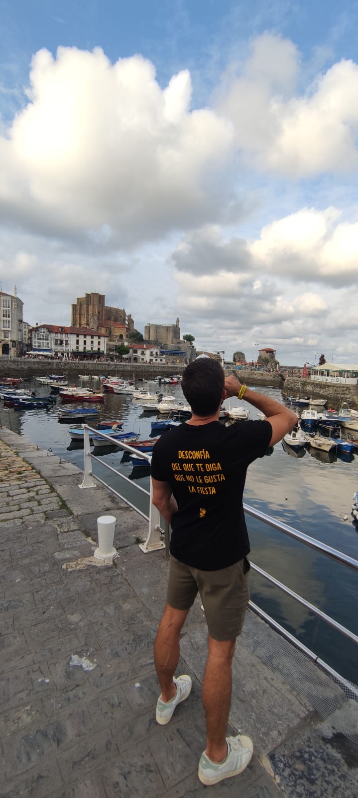 Camiseta Negra Desconfía