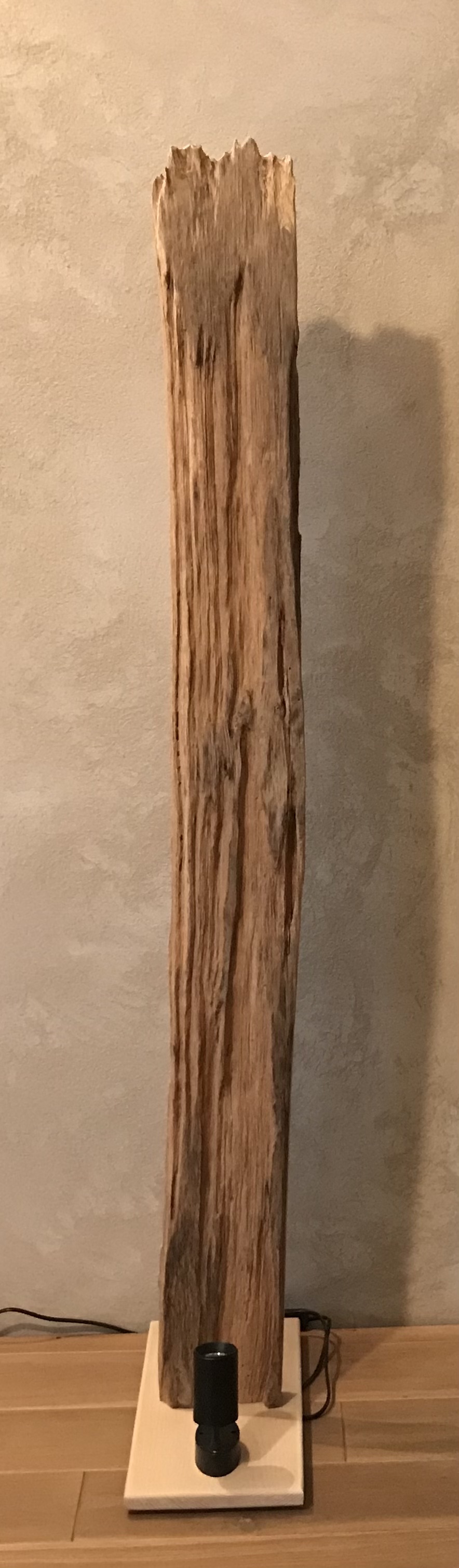 Interjero elementas (II) su šviesos šaltiniu (7W, 3000K, LED), ąžuolas, h-147 cm, plotis apie 16 cm