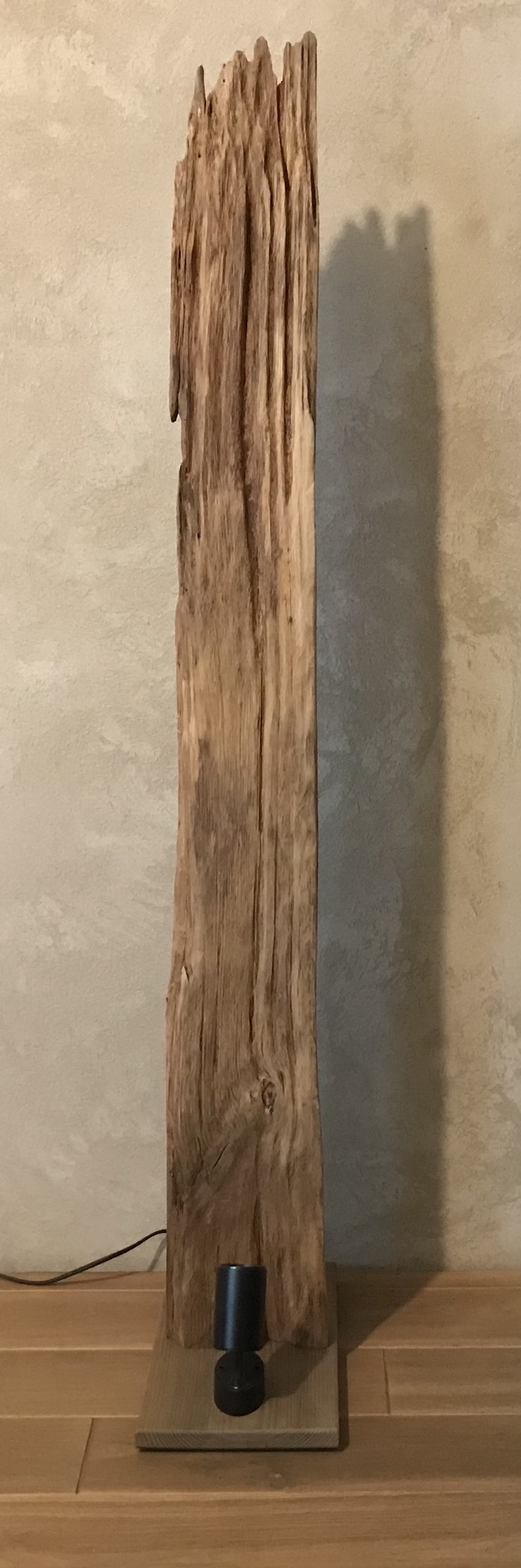 Interjero elementas (I) su šviesos šaltiniu (7w, 3000K, LED), ąžuolas h-135 cm, plotis apie 16 cm