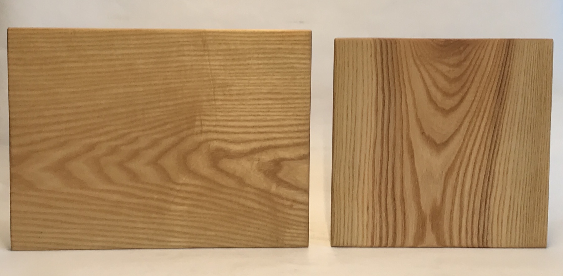Pjaustymo-serviravimo lentelė, uosis - 2 vnt./ cutting-serving board, ash tree - 2 pcs 26,5x20x1,5 cm; 19x20x2 cm