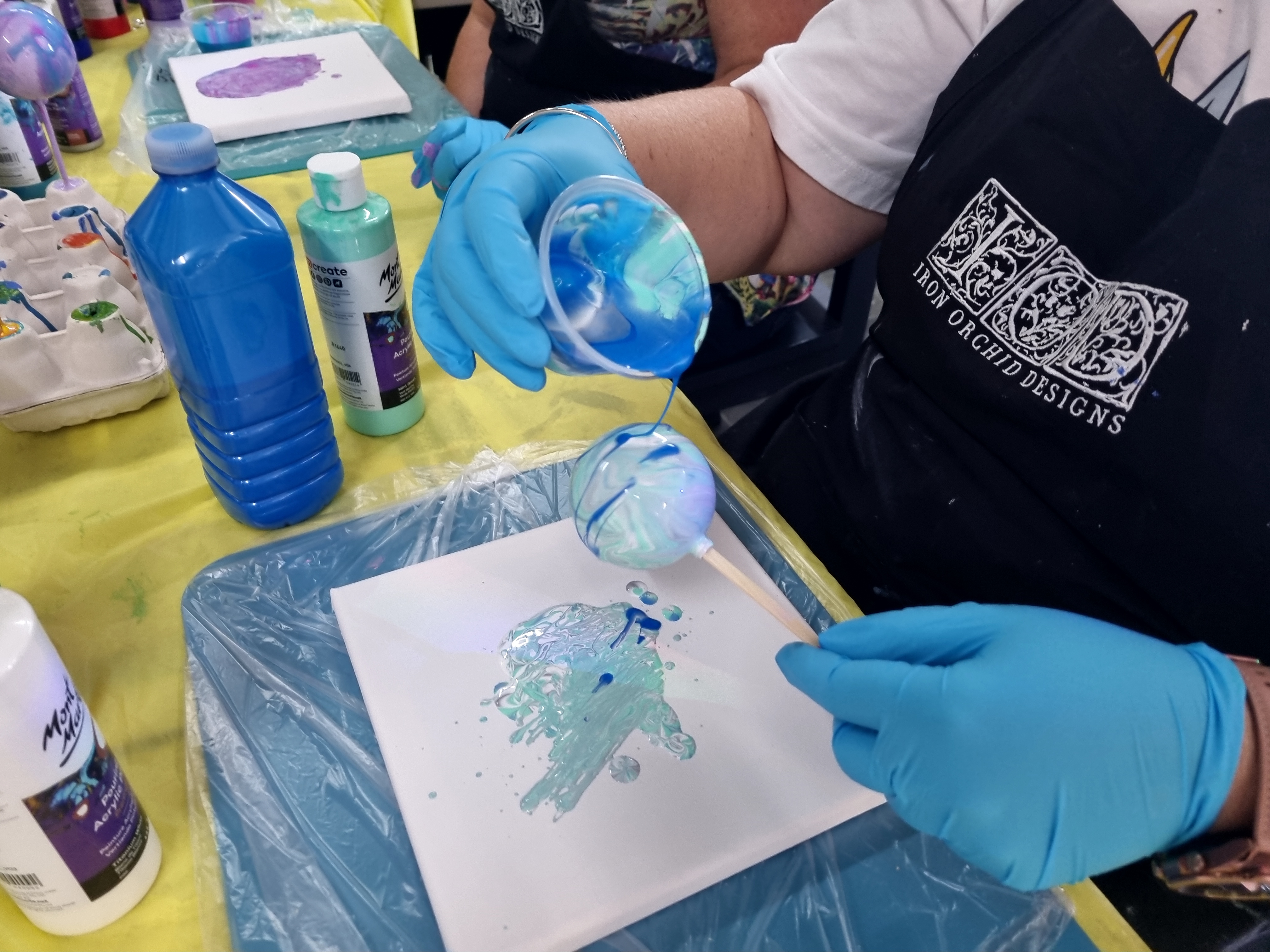 ACRYLIC POURING + Xmas Baubles