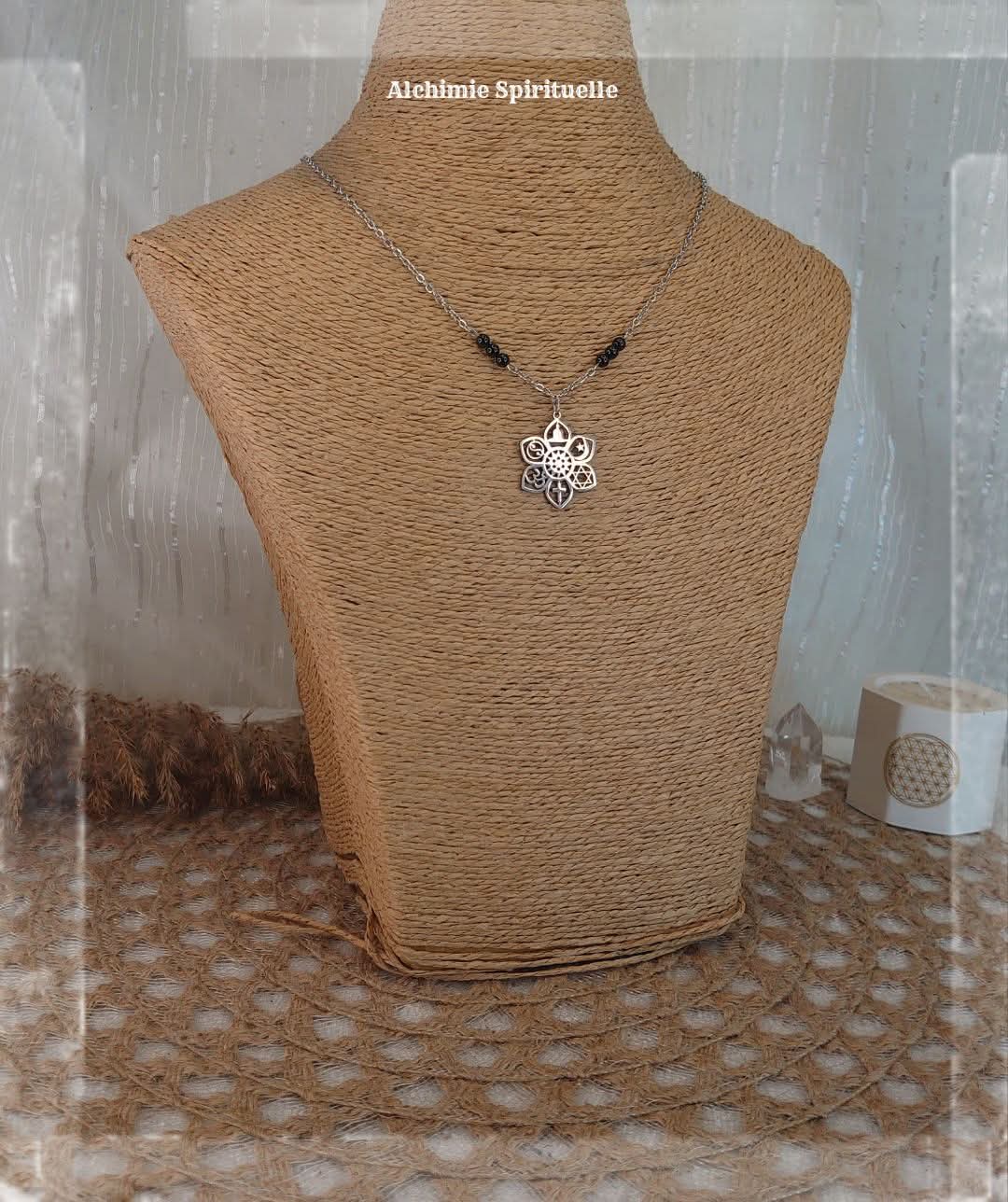 Collier Fleur Religions