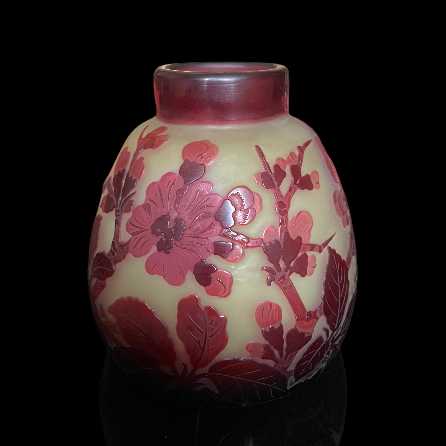 Joli petit vase Gallé aux fleurs de pommier