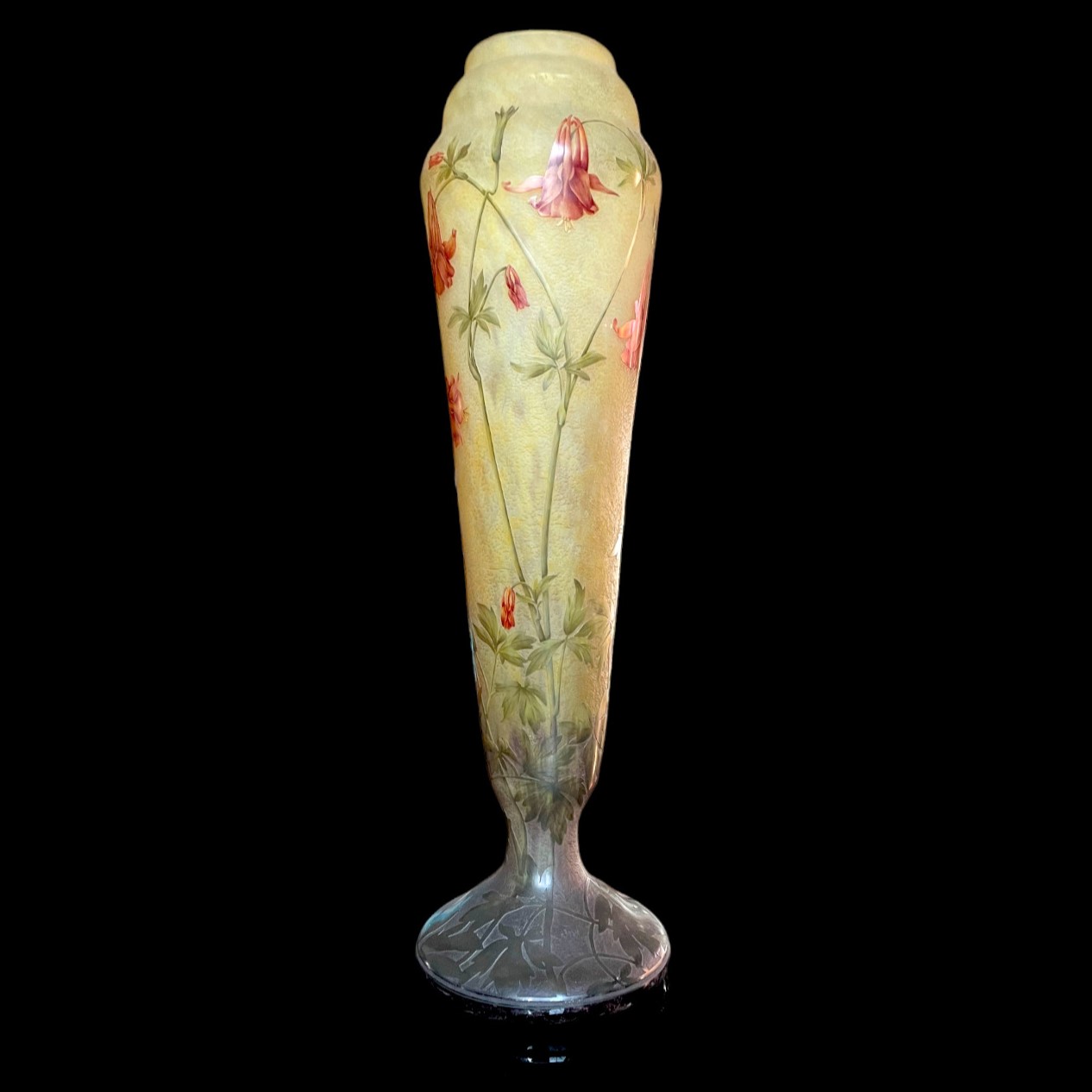 Spectaculaire vase Daum aux ancolies
