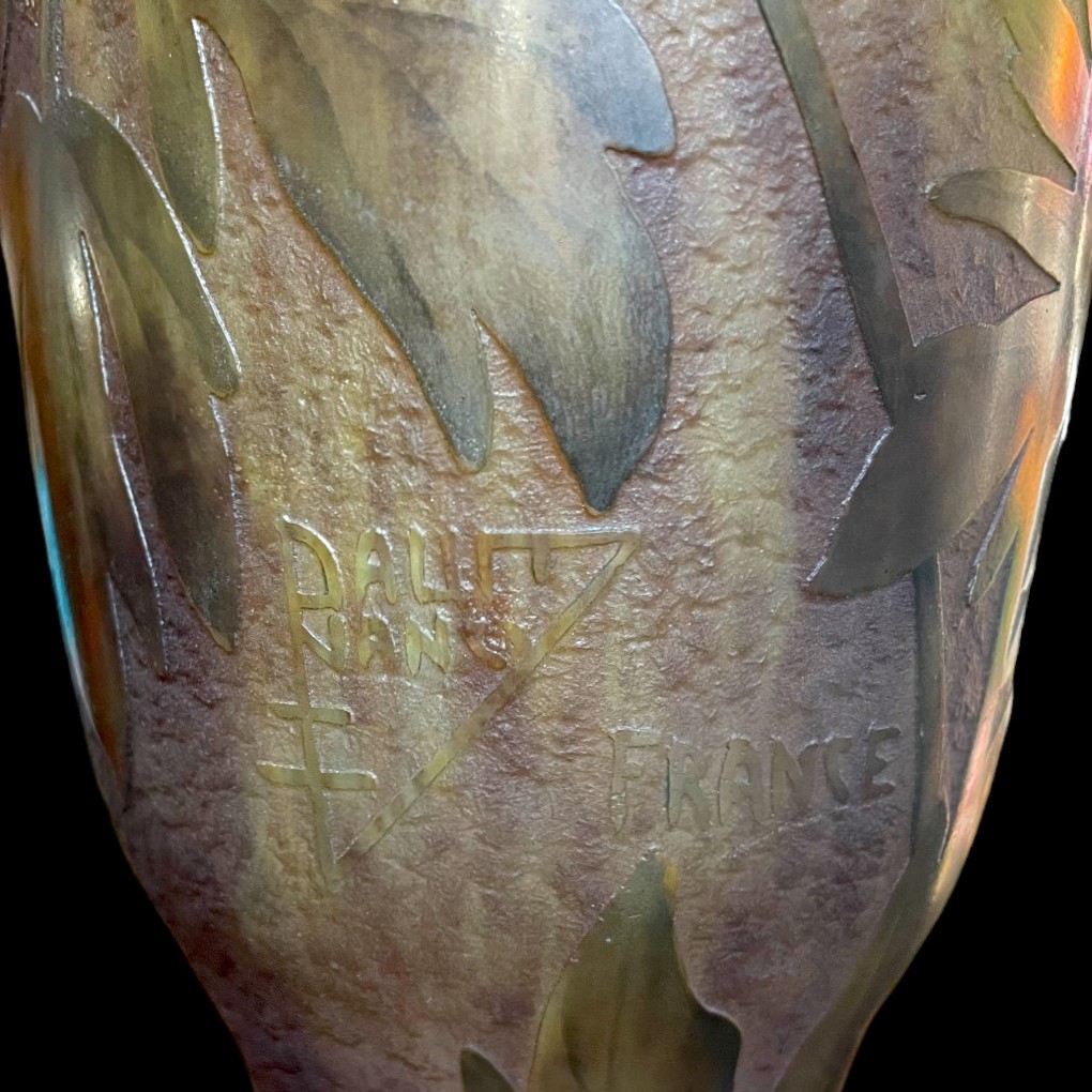 Spectaculaire vase Daum aux ancolies