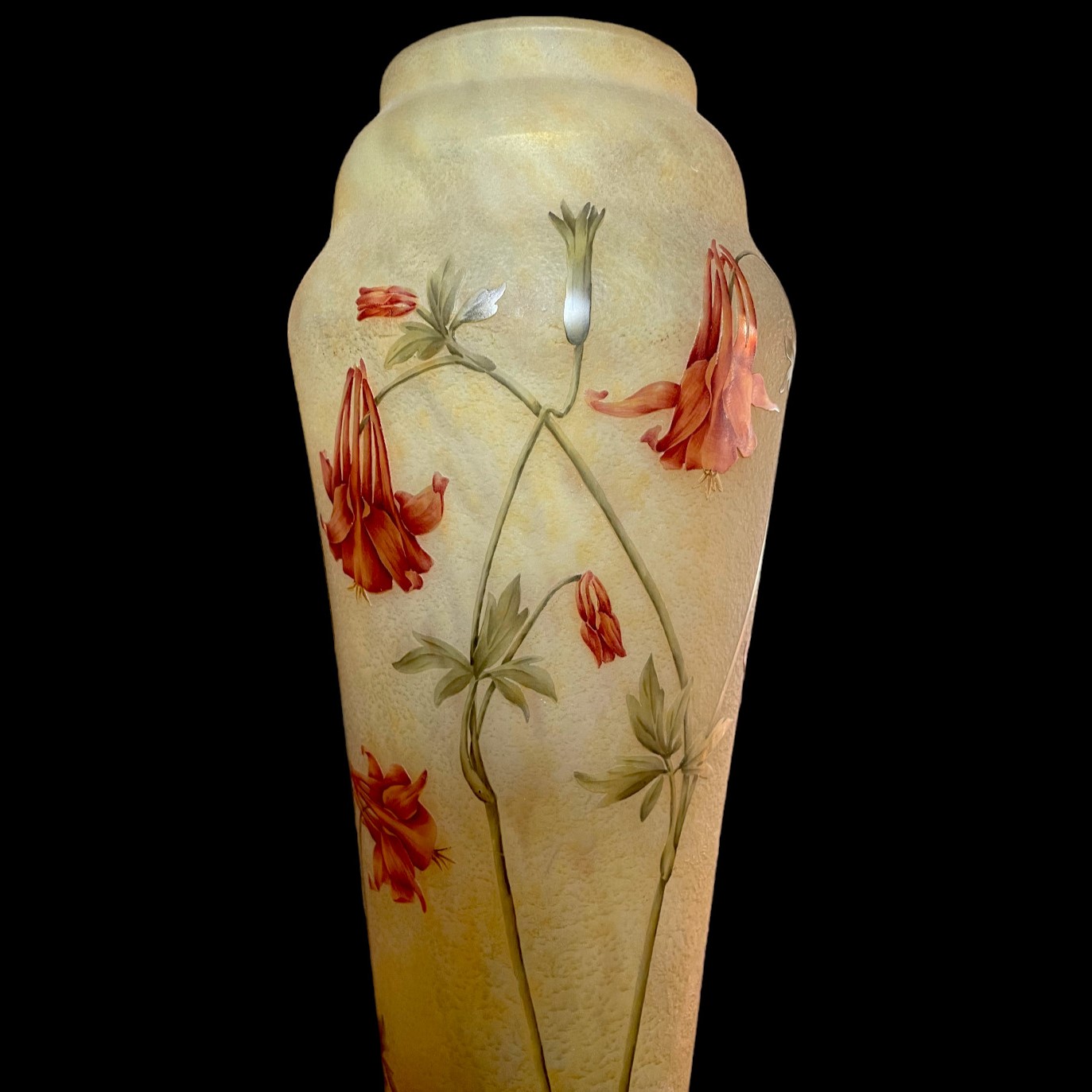 Spectaculaire vase Daum aux ancolies