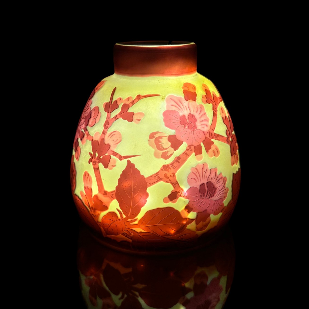 Joli petit vase Gallé aux fleurs de pommier