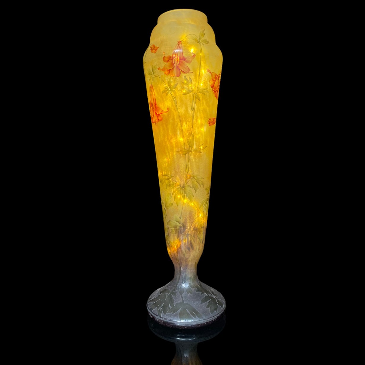 Spectaculaire vase Daum aux ancolies