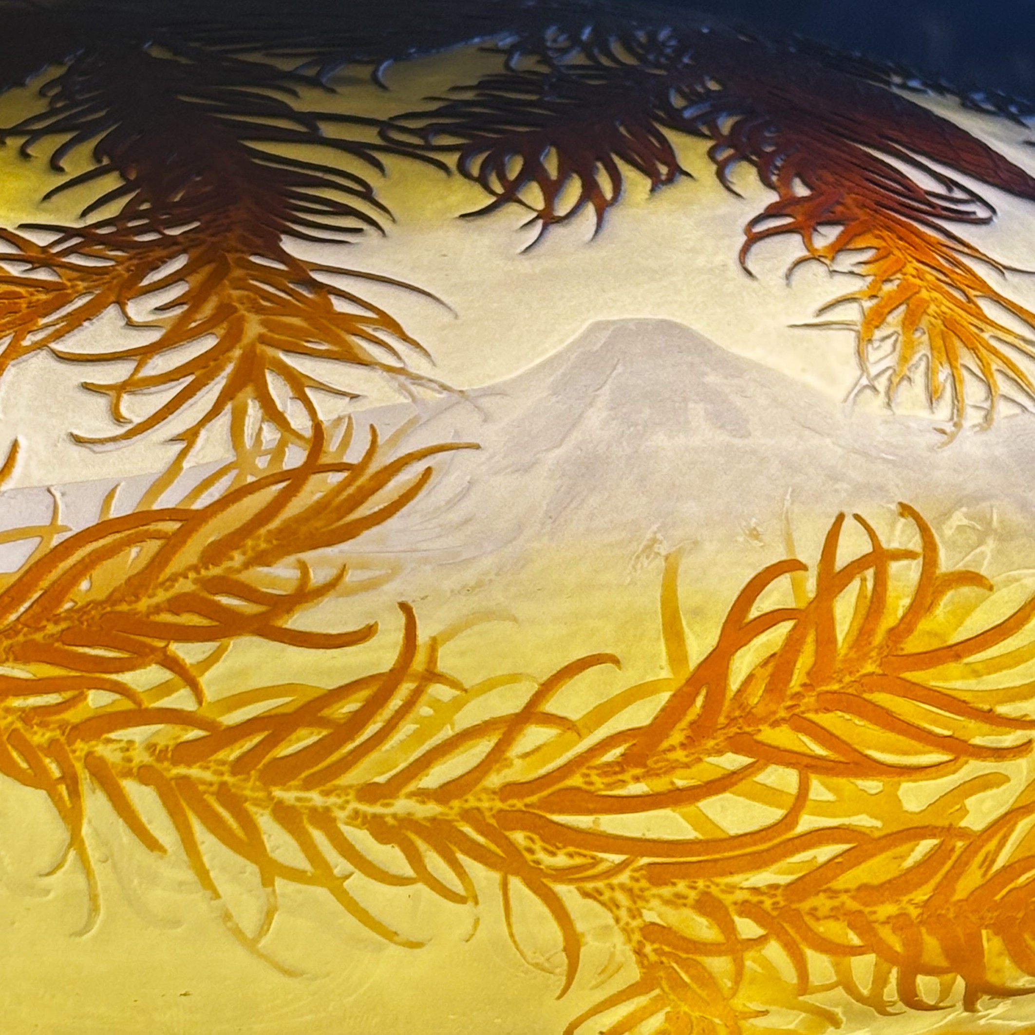 Très grande lampe Gallé à décor de conifères 