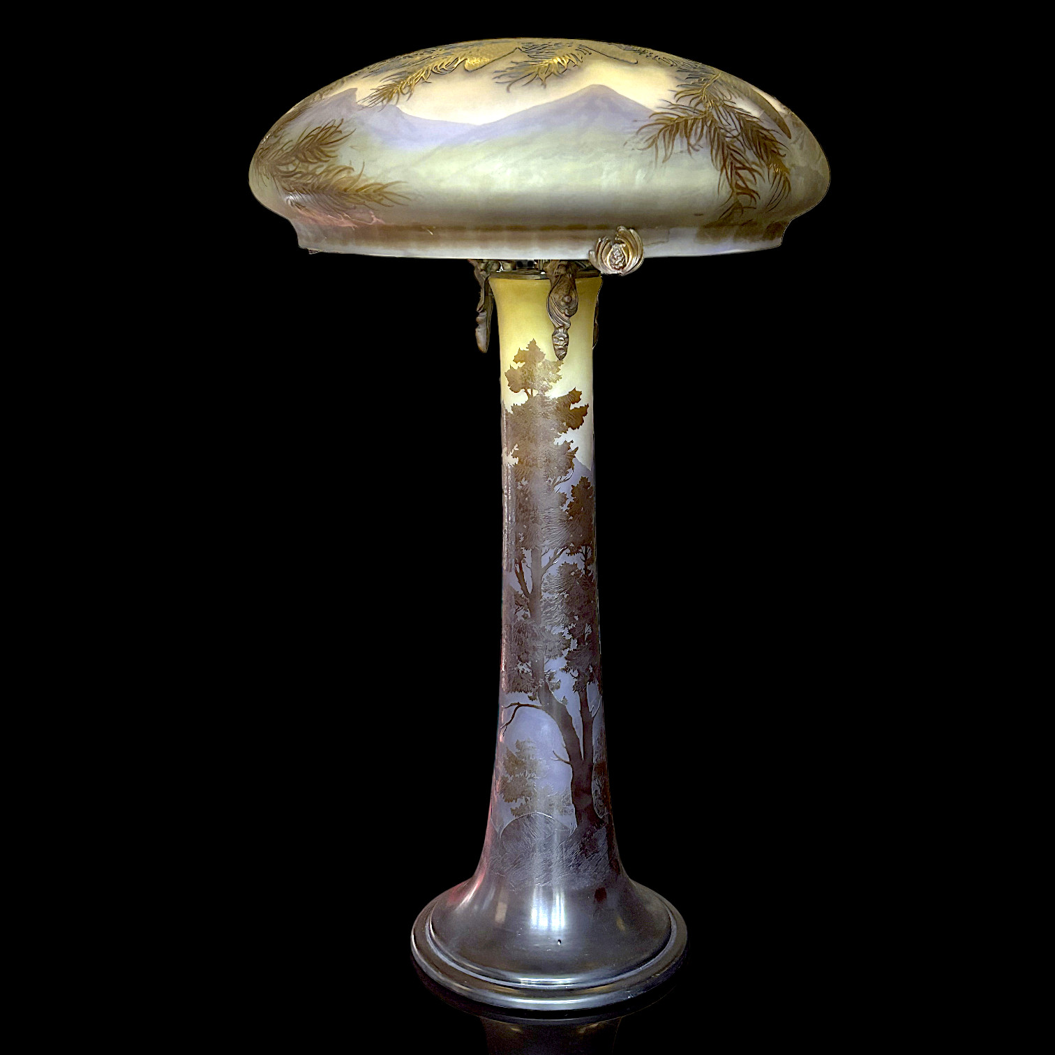 Très grande lampe Gallé à décor de conifères