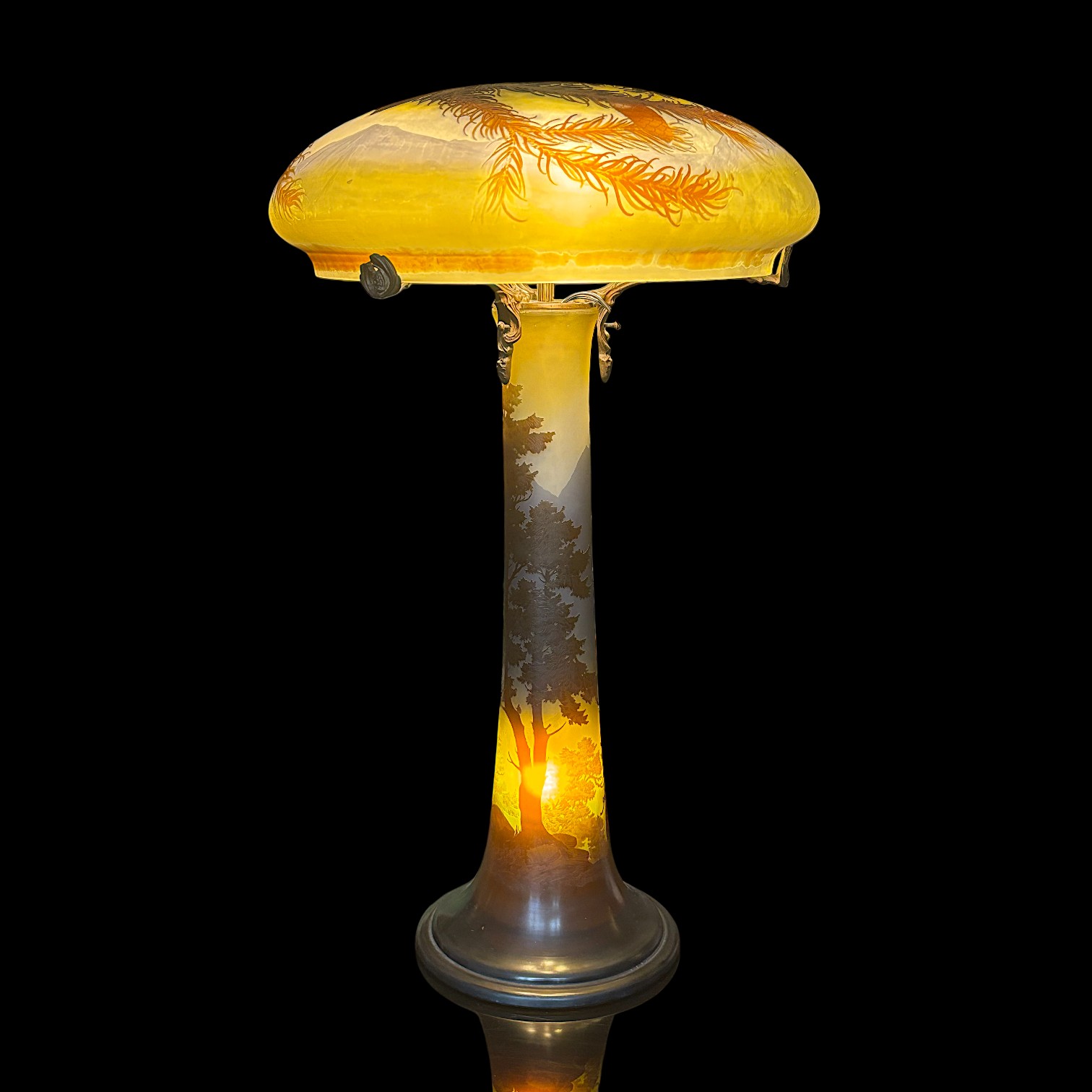 Très grande lampe Gallé à décor de conifères 