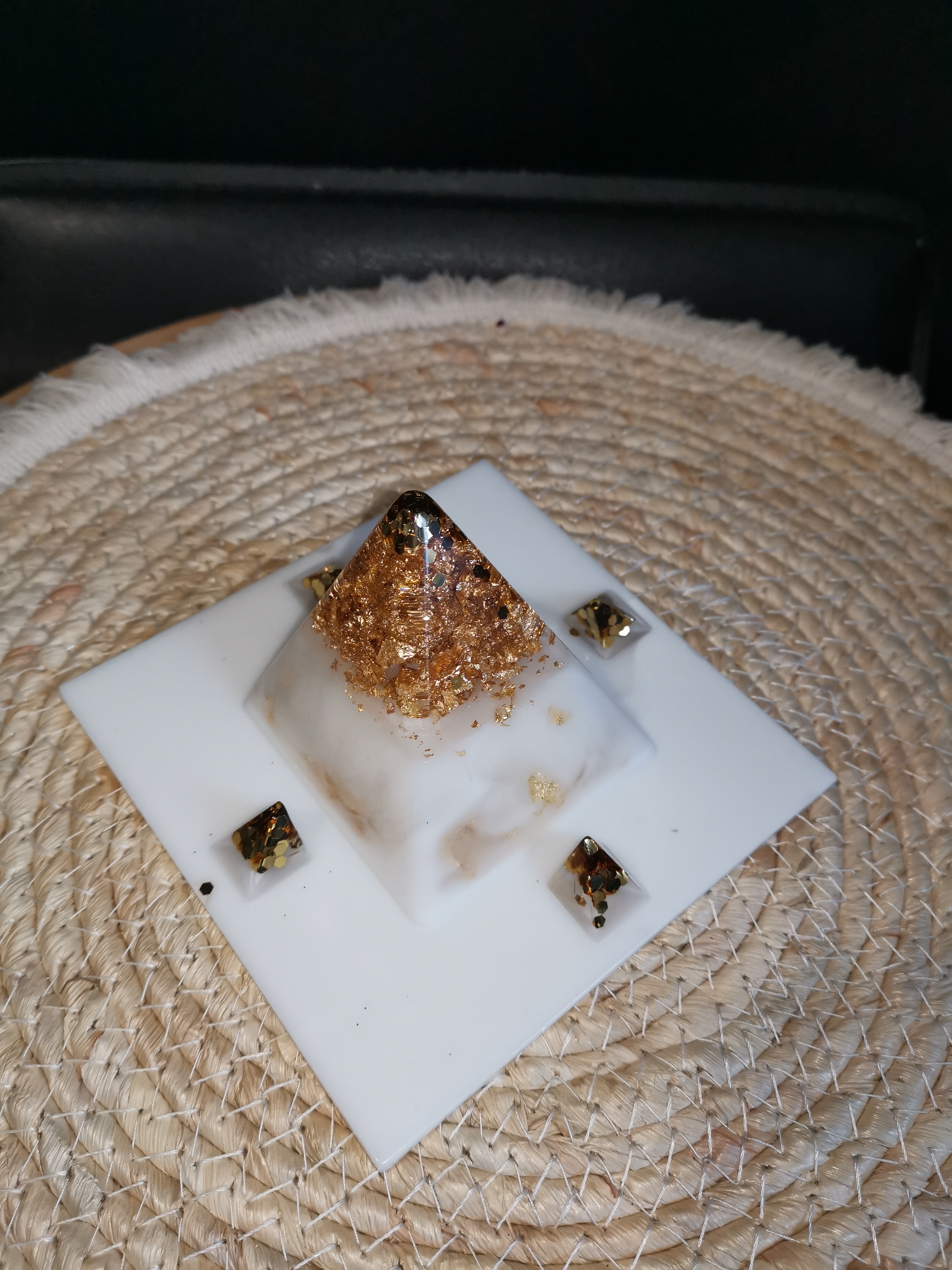 Support téléphone pyramide