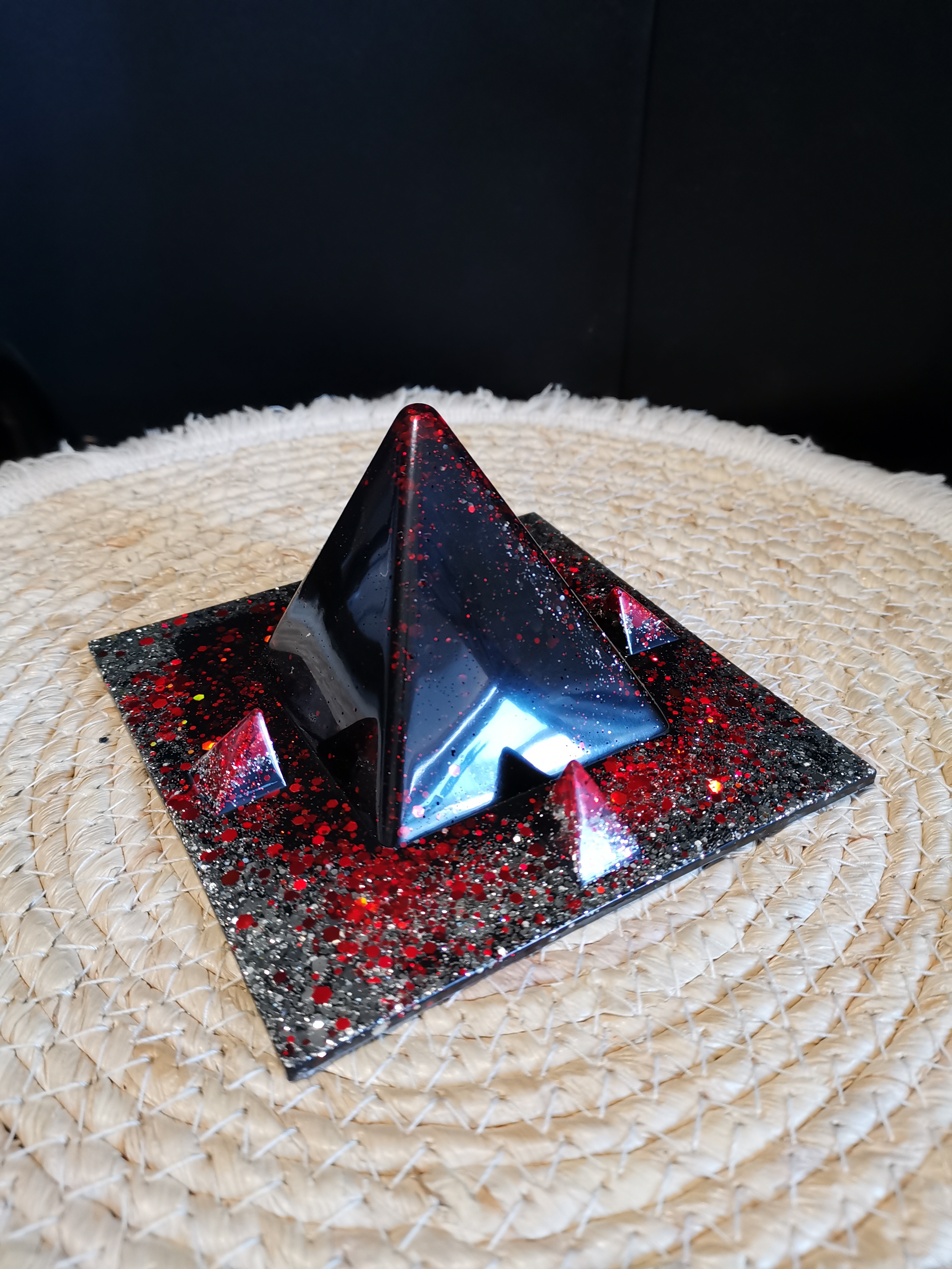 Support téléphone pyramide