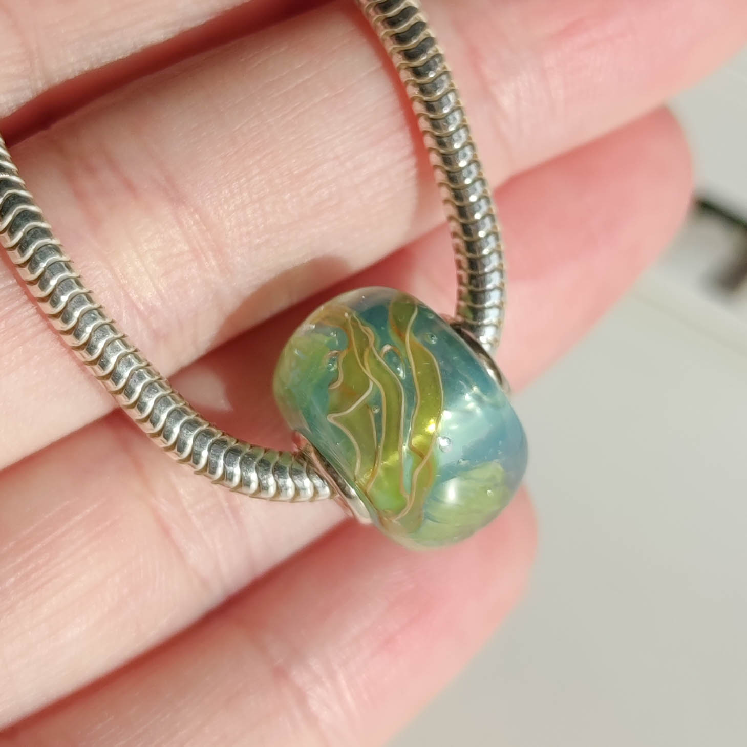 Light aquarium bead