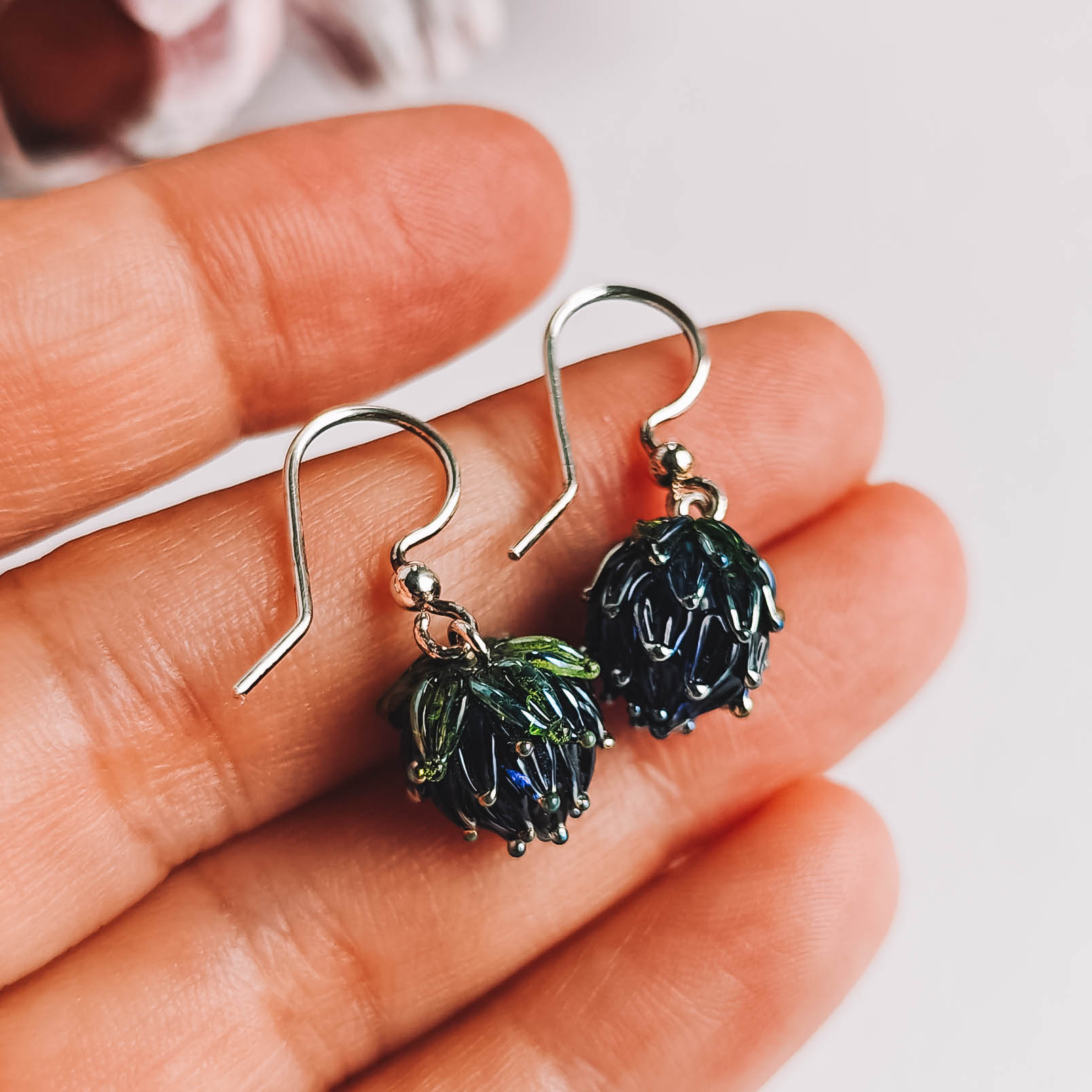Neon navy wire 