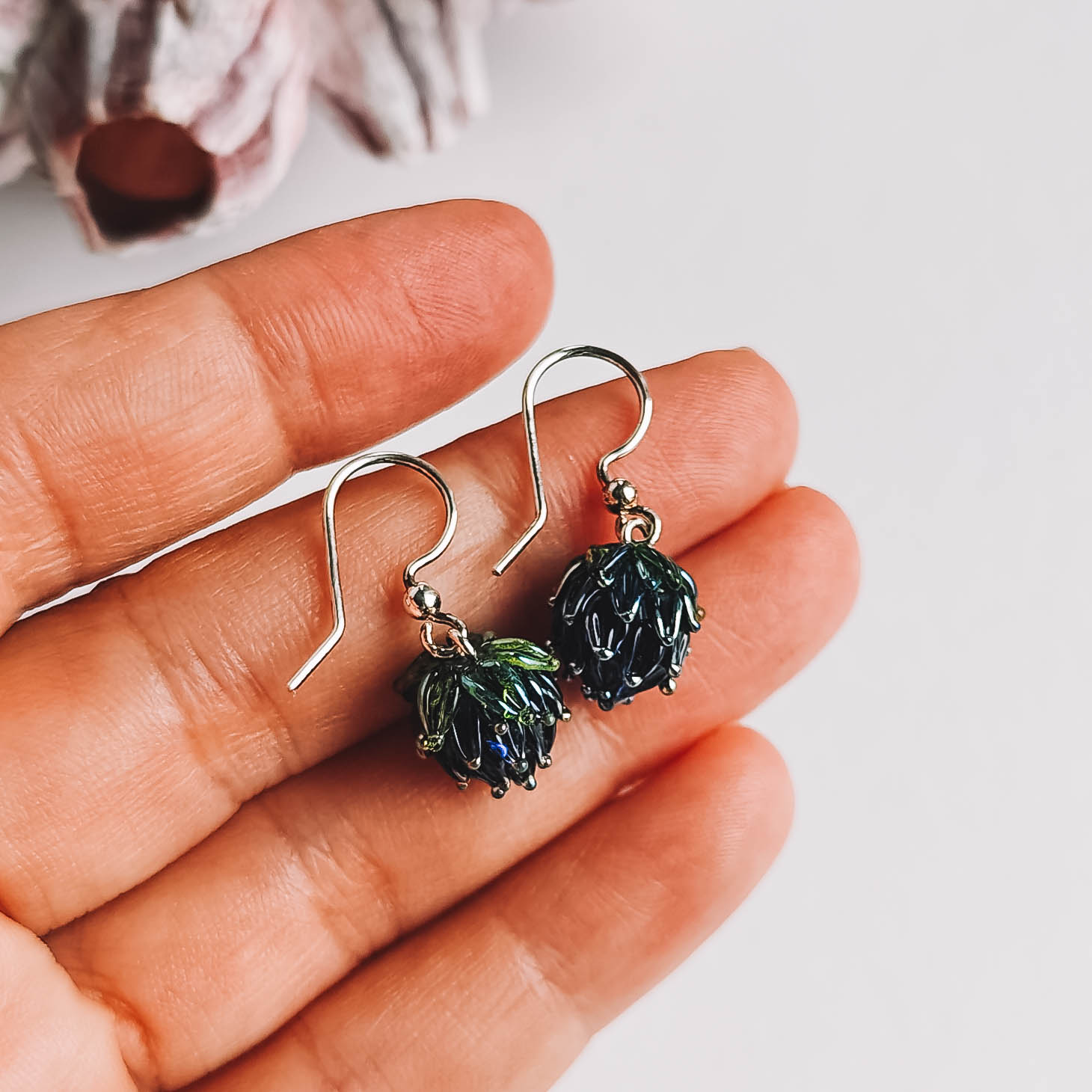 Neon navy wire 