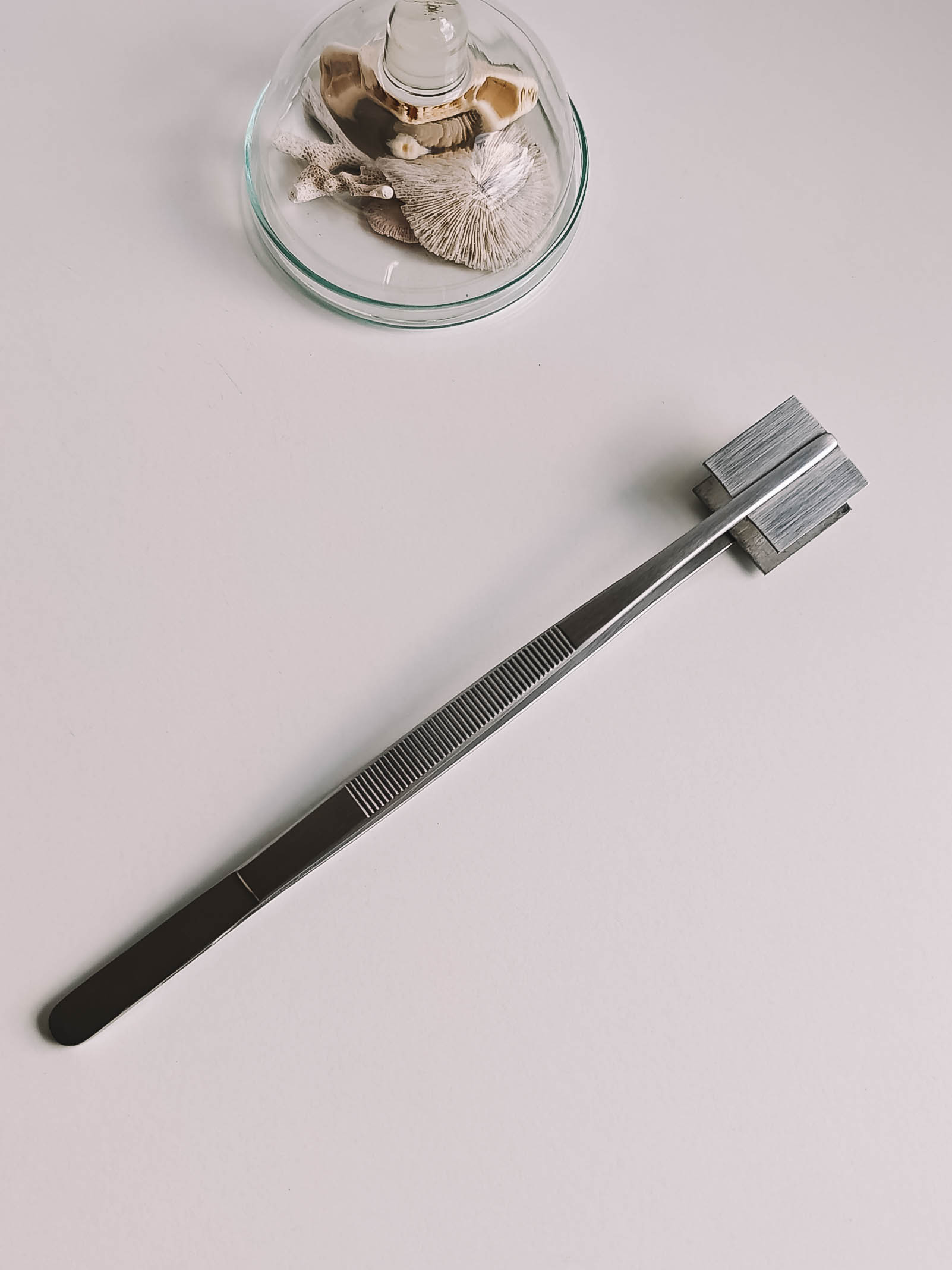 Masher tweezers with flat plates