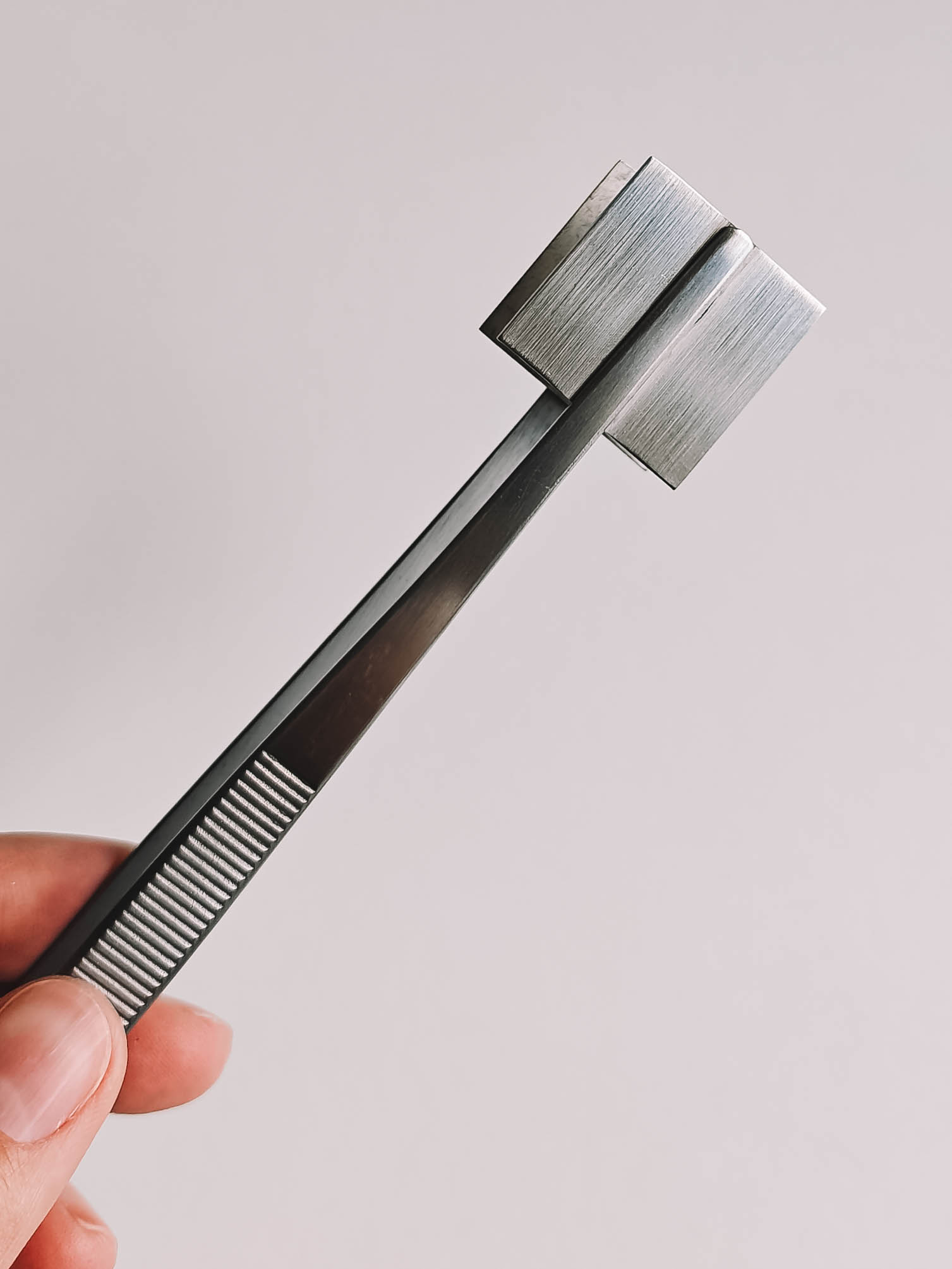 Masher tweezers with flat plates