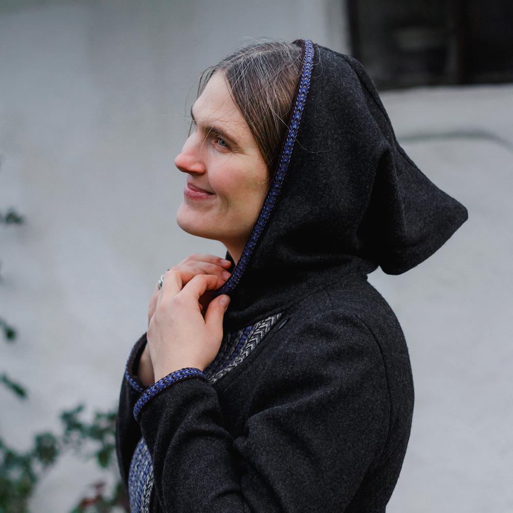 Vilnonė suknelė su kapišonu