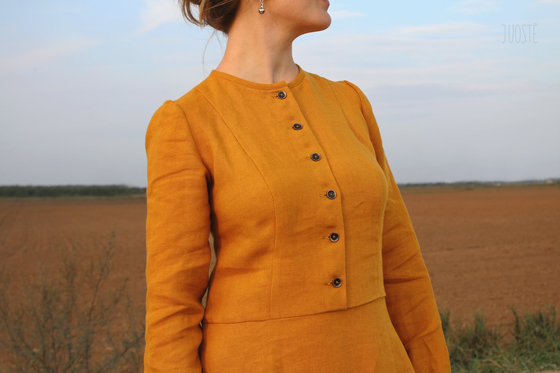 Pusilgė lininė suknelė