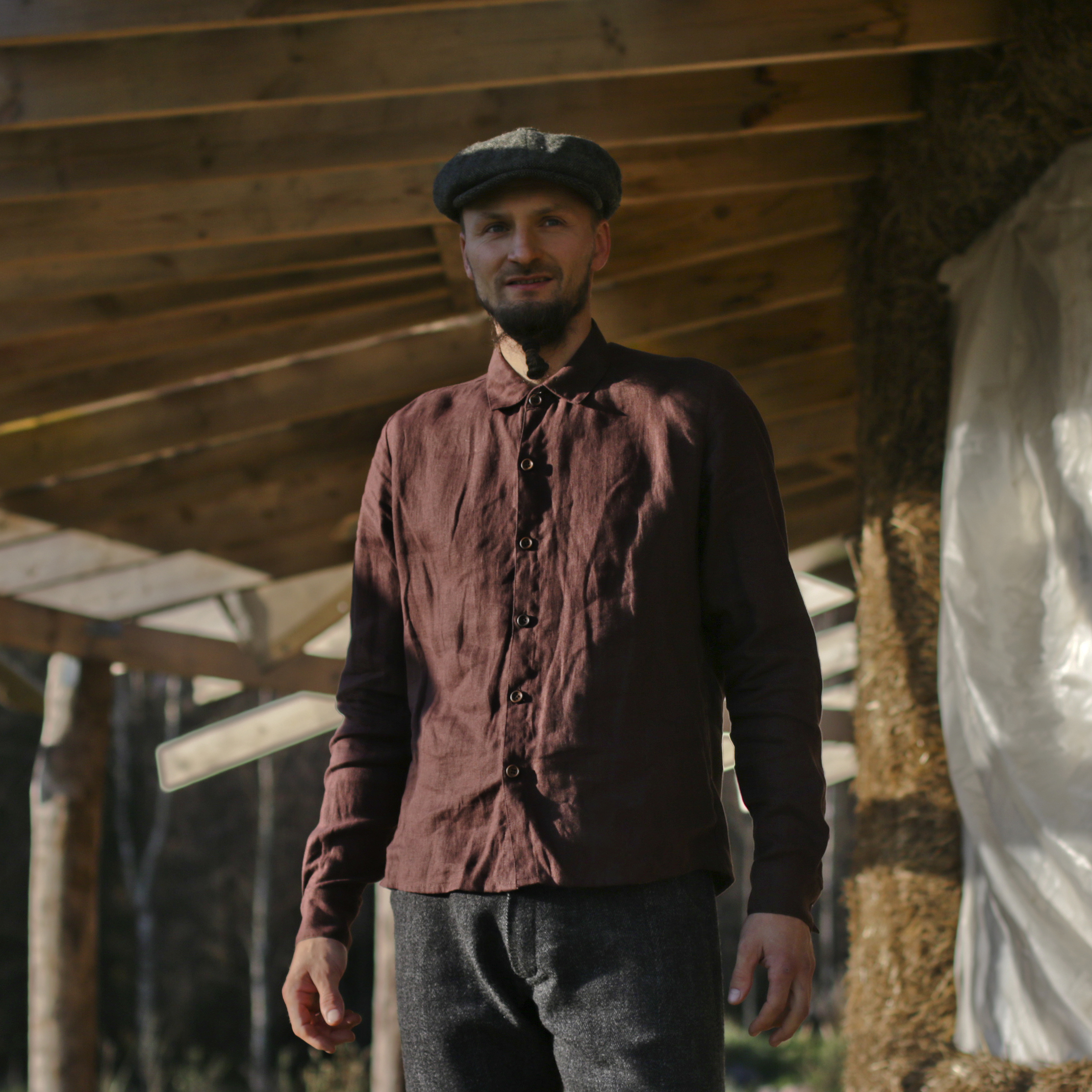 Men's linen shirt with buttons