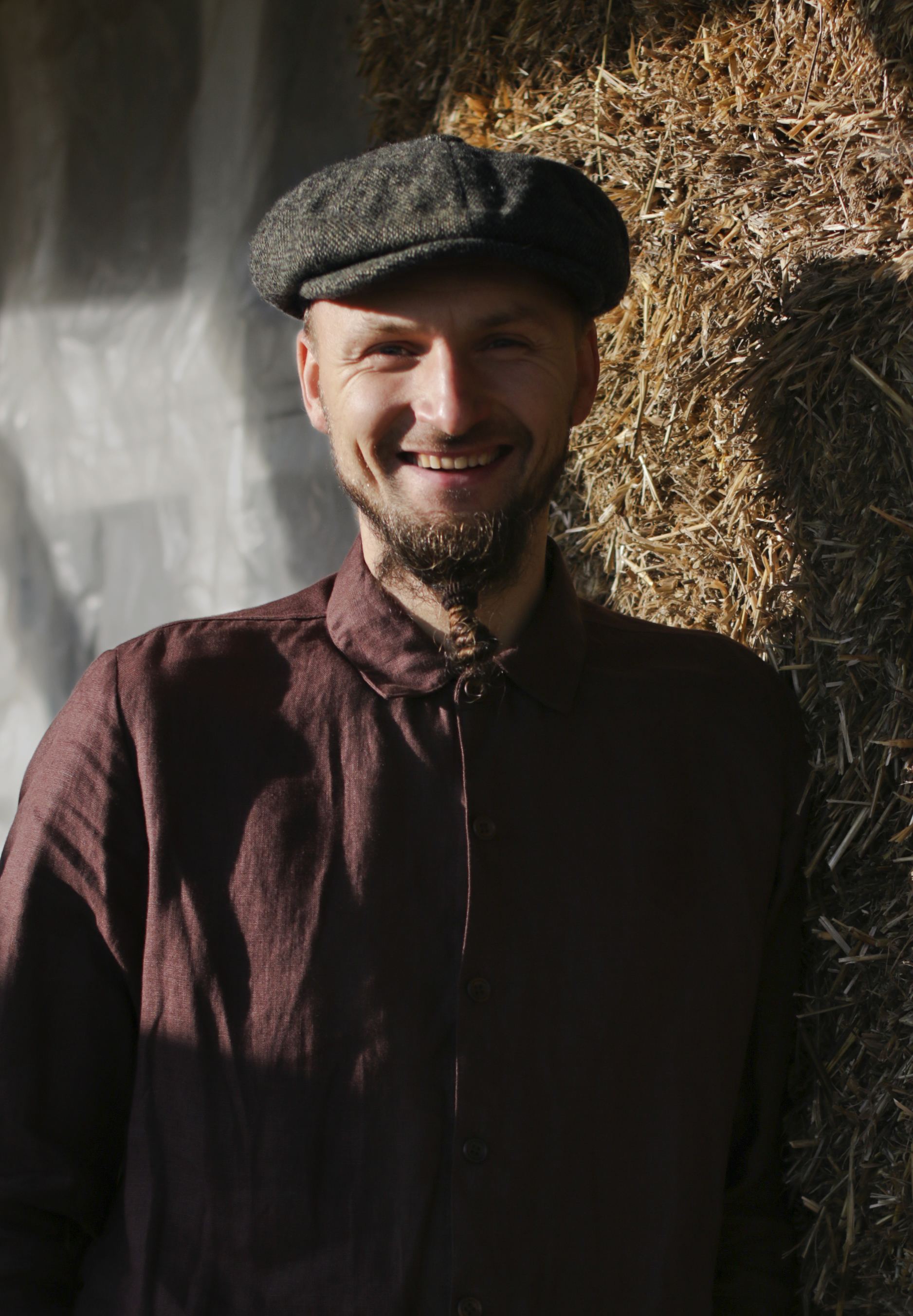 Men's linen shirt with buttons