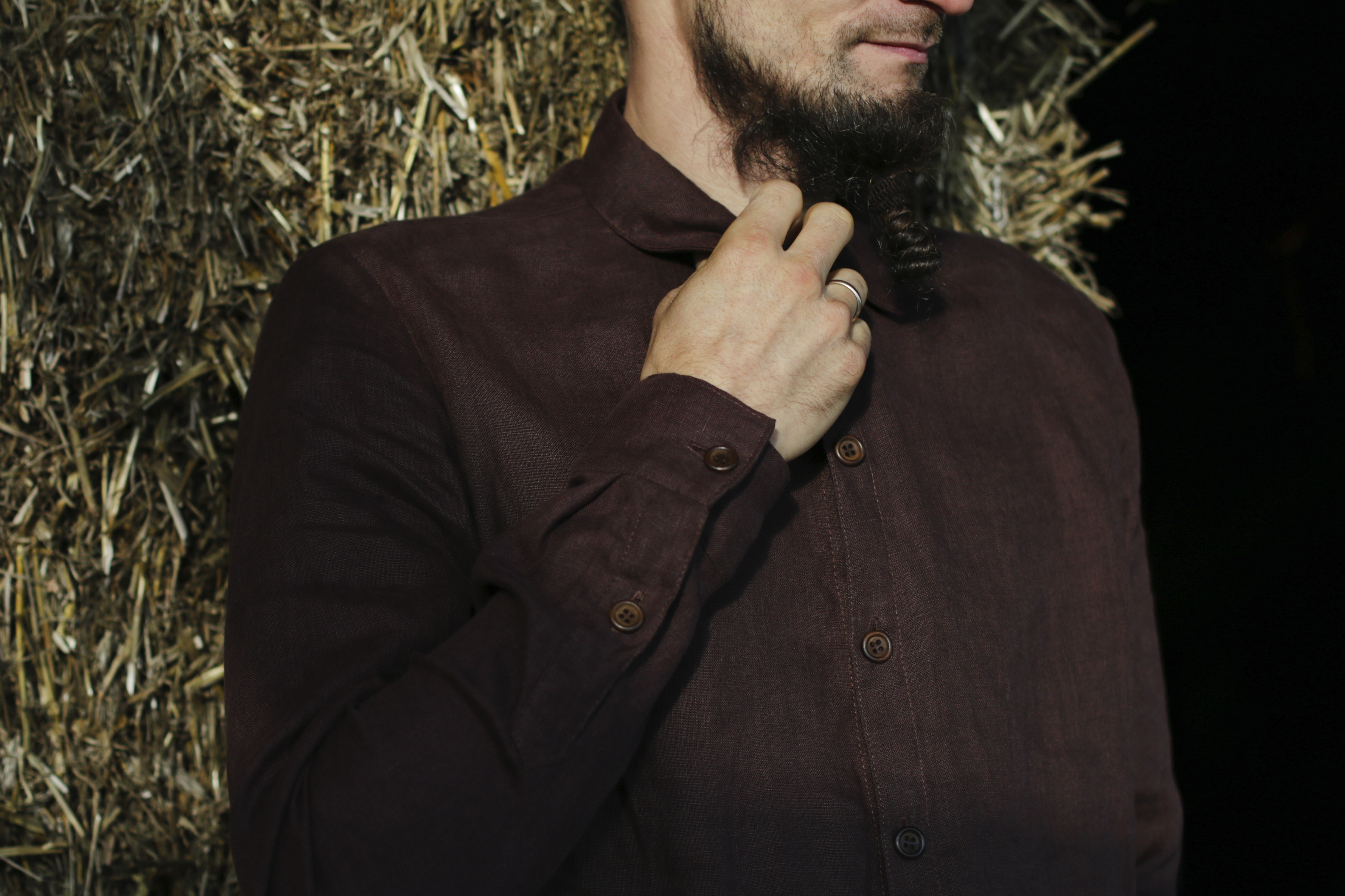 Men's linen shirt with buttons