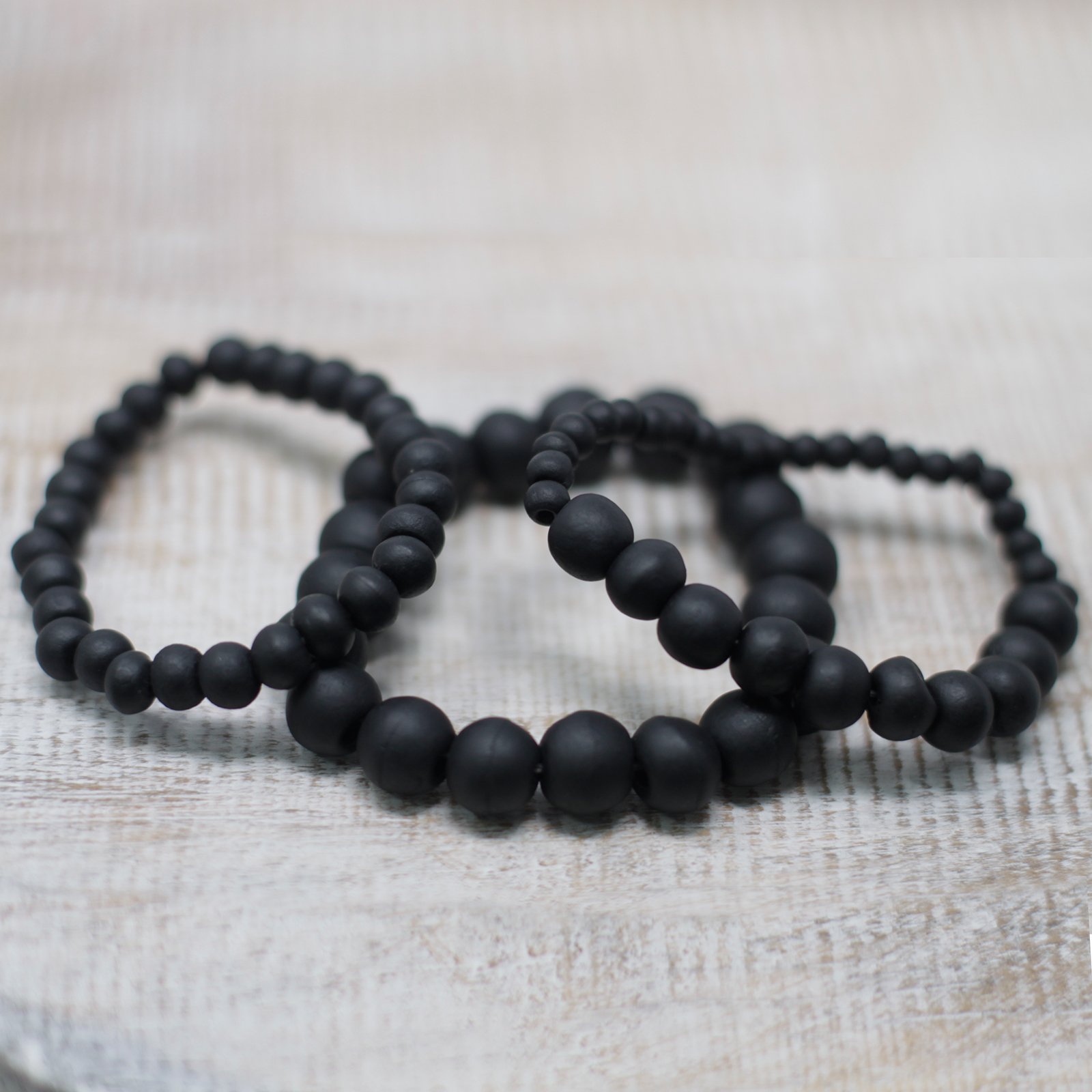 Bracelet de Perles en Bois Noir – Artisanat Indonésien Authentique