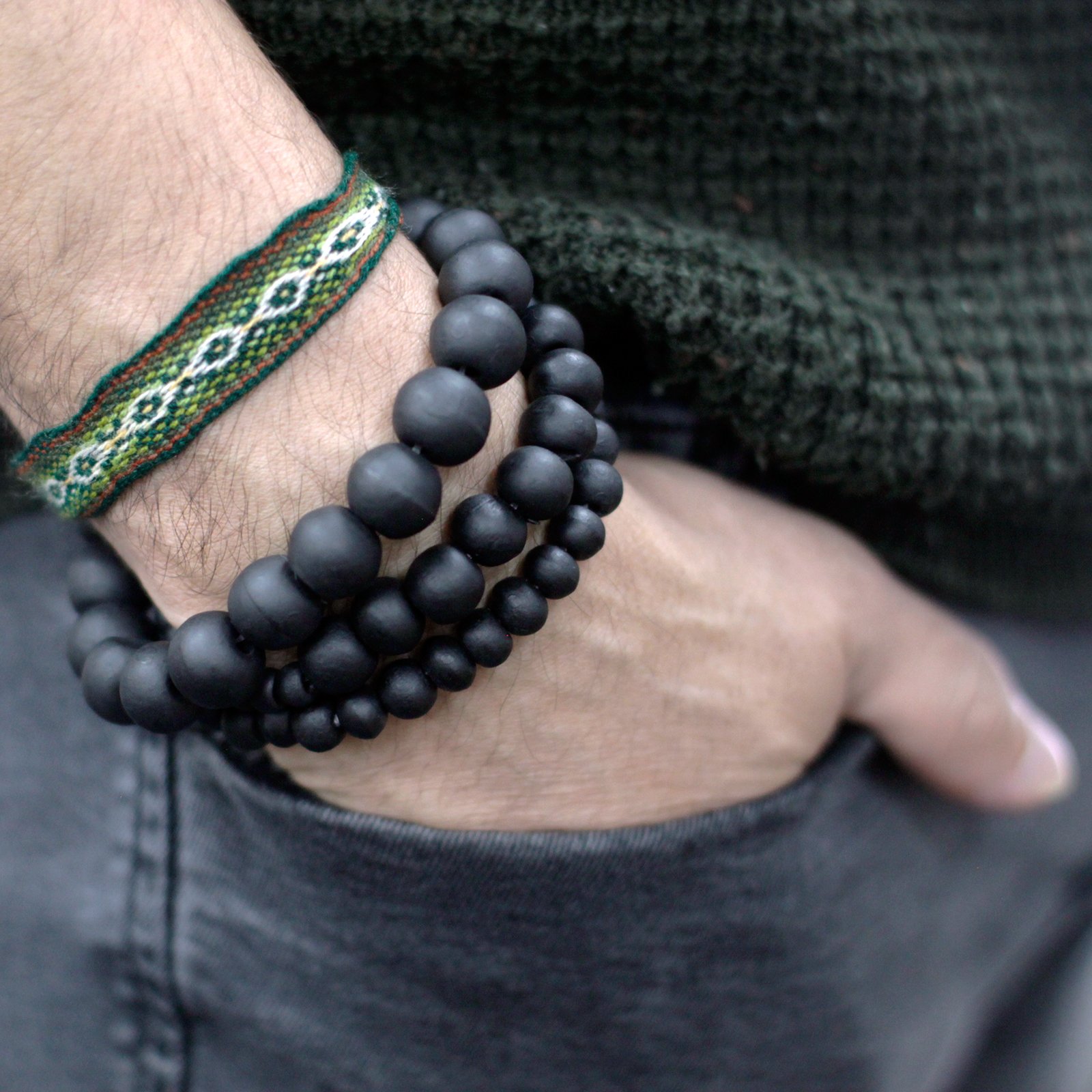 Bracelet de Perles en Bois Noir – Artisanat Indonésien Authentique
