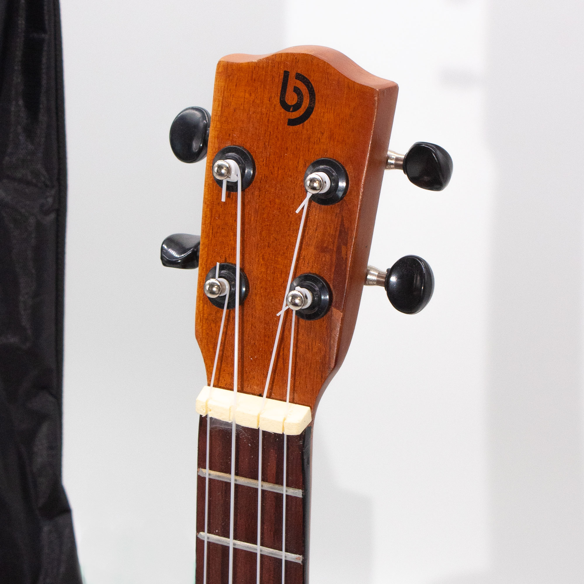 Ukulélé Soprano Artisanal - Finition rose vif (4 cordes)