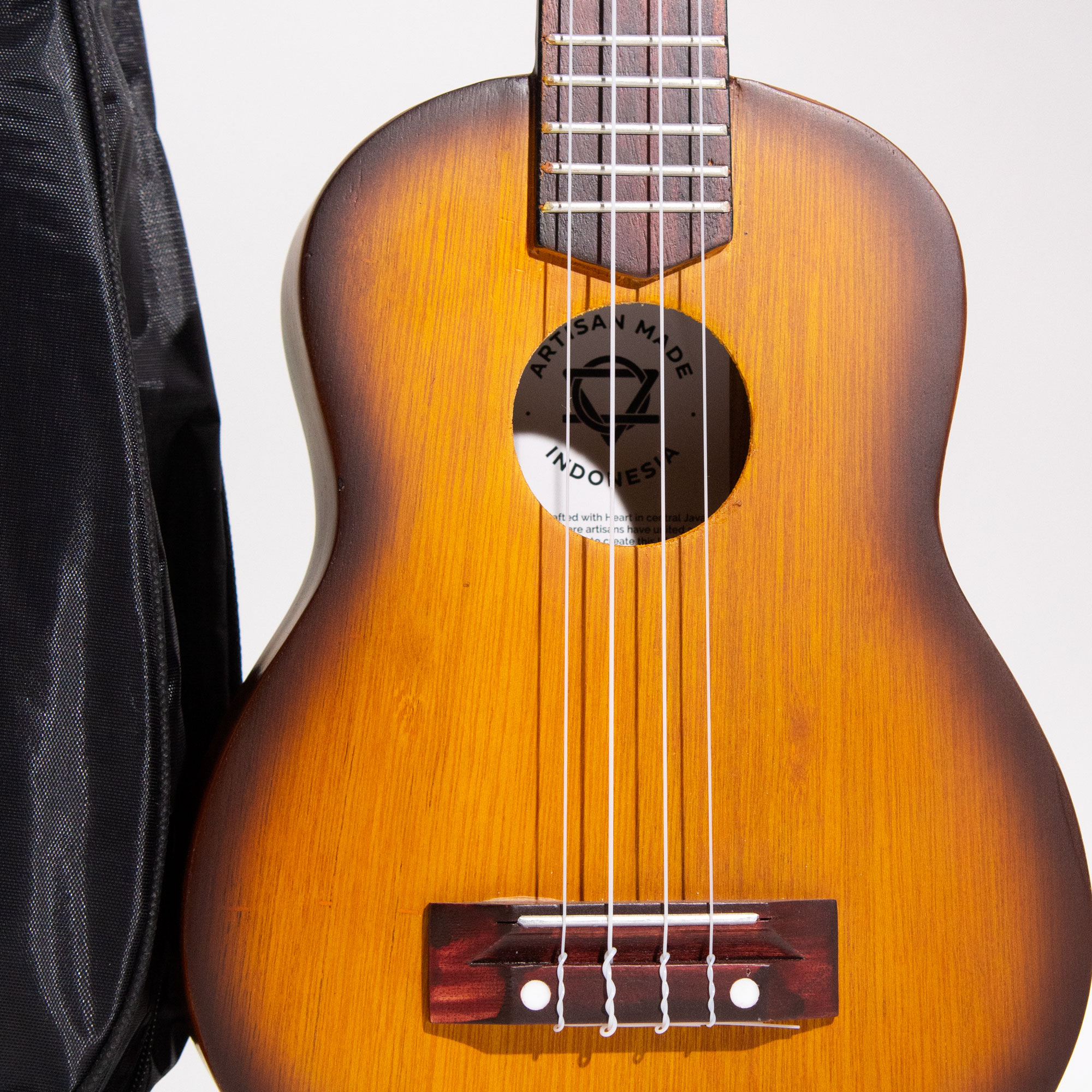 Ukulélé Soprano Artisanal - Finition rose vif (4 cordes)