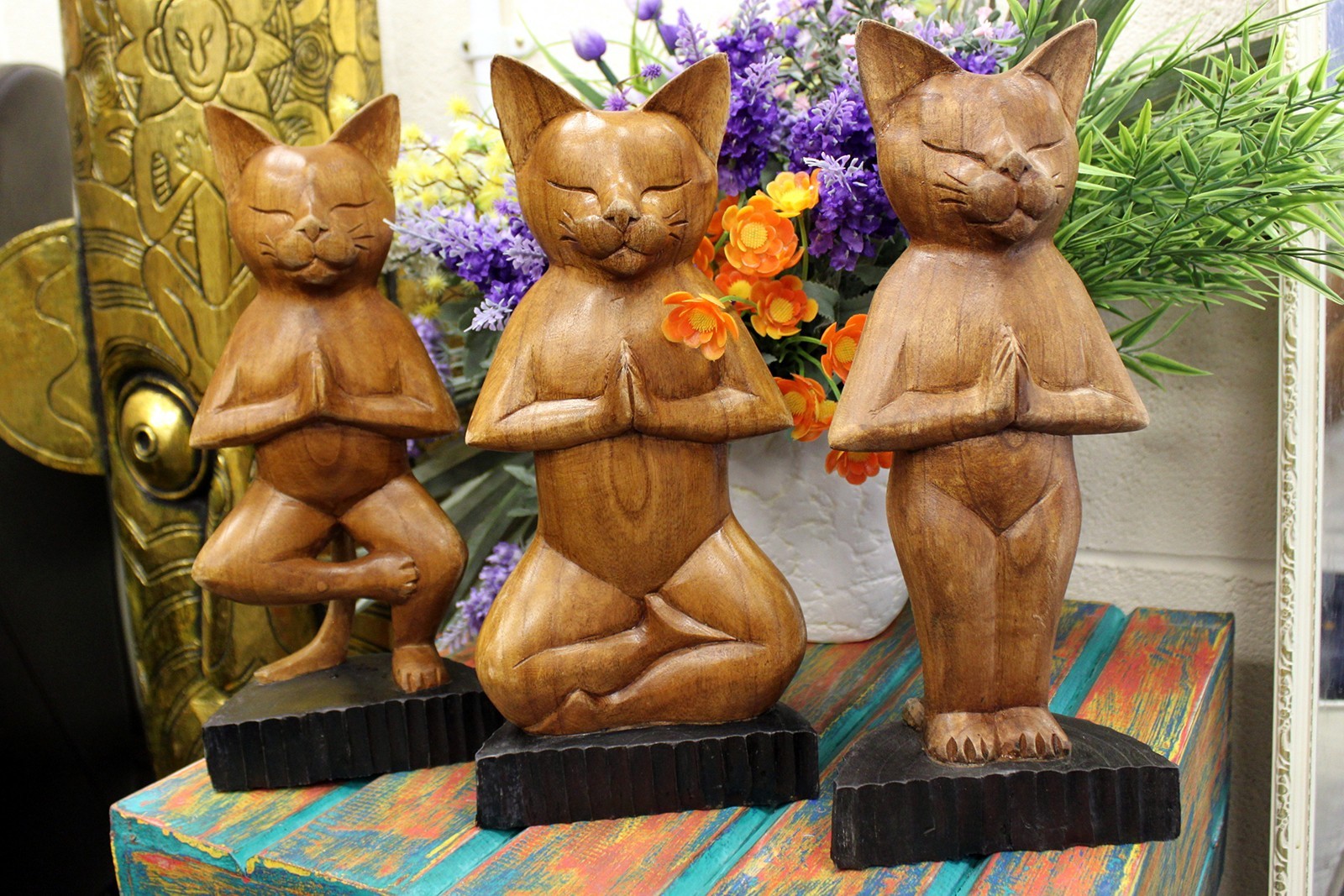 Chat Yoga Sculpté à la Main - Posture debout