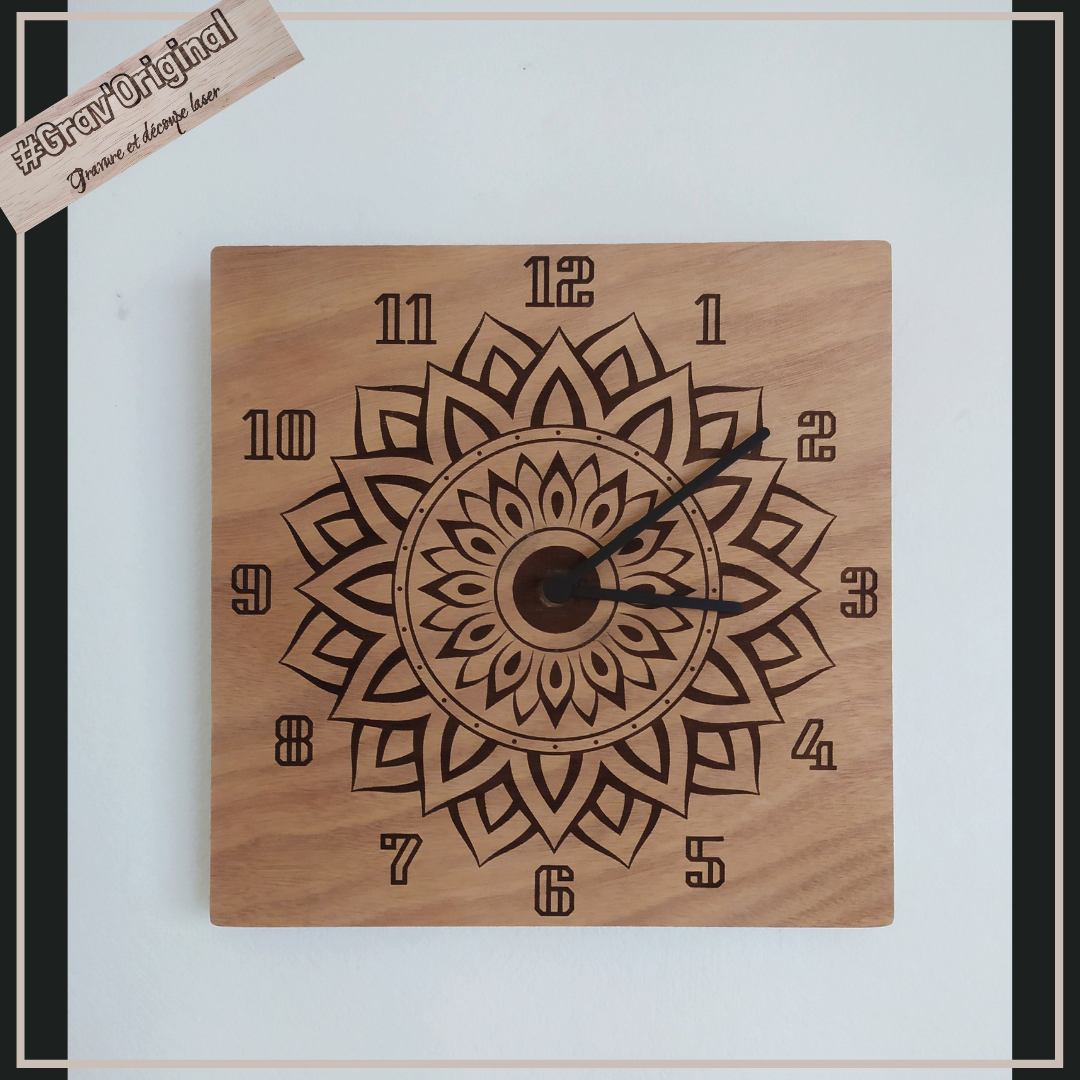 Horloge mandala en bois gravé