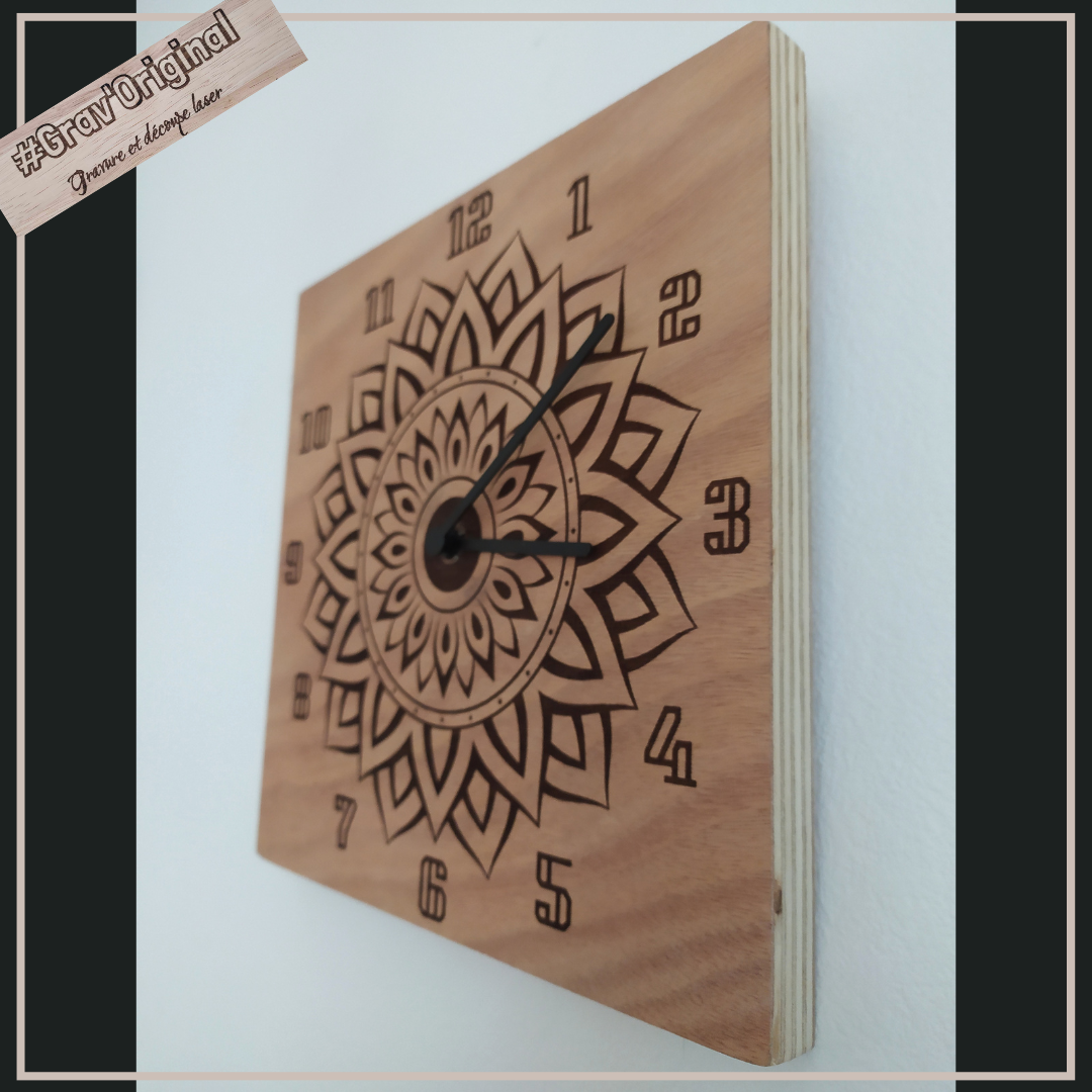 Horloge mandala en bois gravé