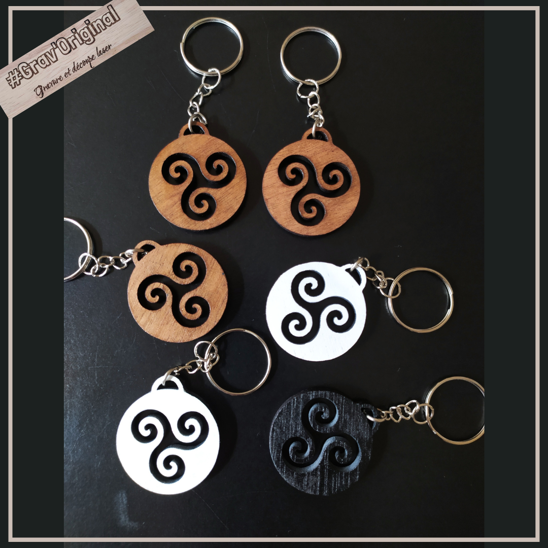 Porte clés en bois fait main en France "triskell"