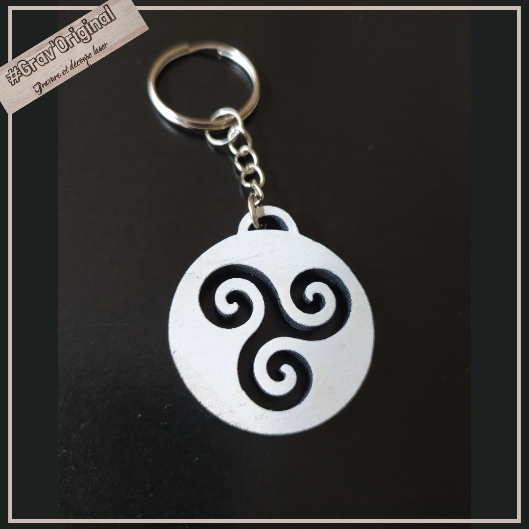 Porte clés en bois fait main en France "triskell"