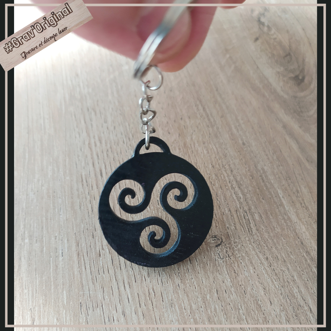 Porte clés en bois fait main en France "triskell"