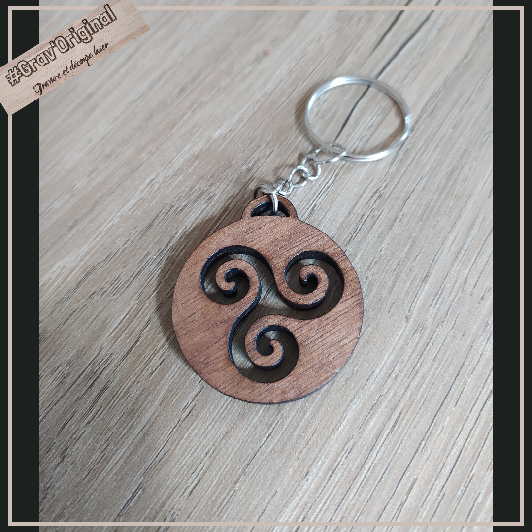 Porte clés en bois fait main en France "triskell"
