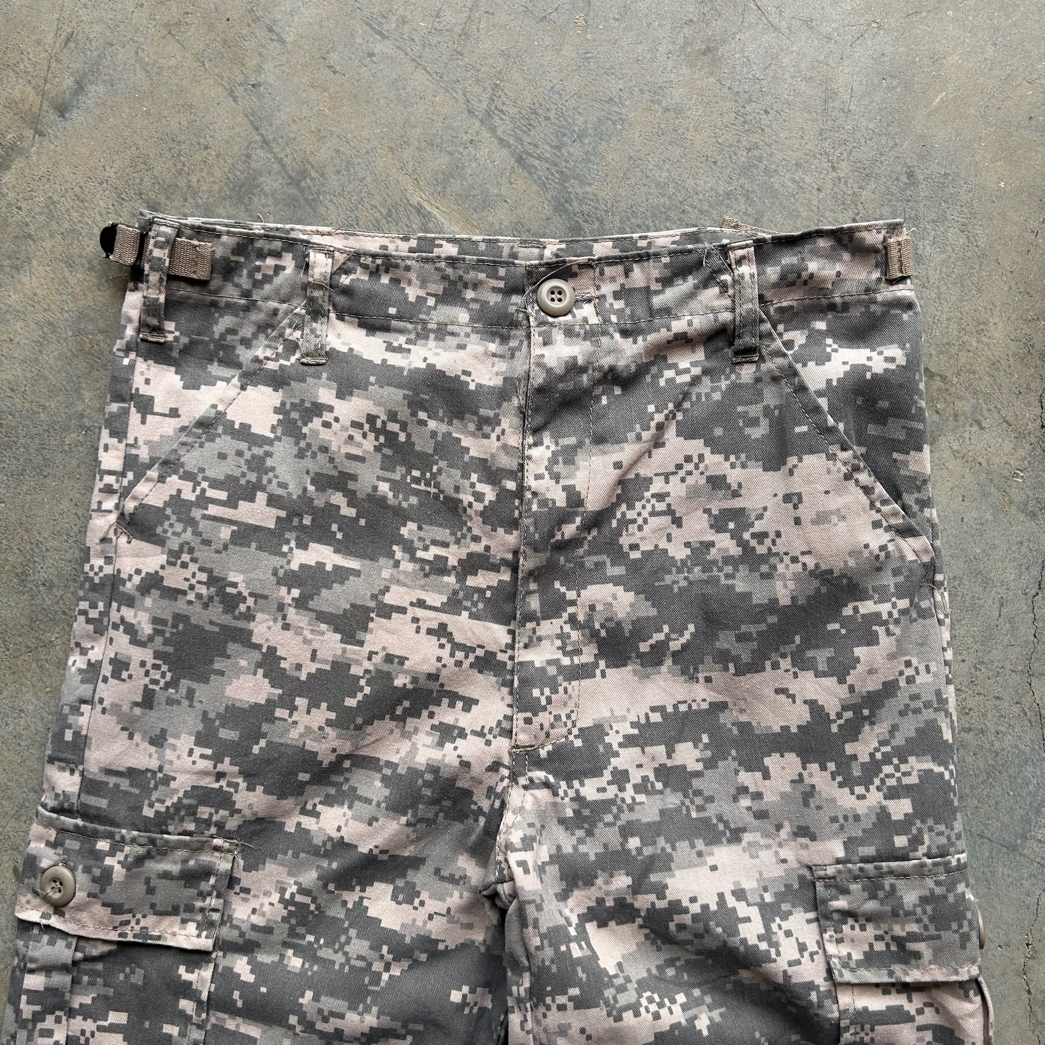 Vintage Military Cargo Pants (W28/32 - Adjustable Waist)