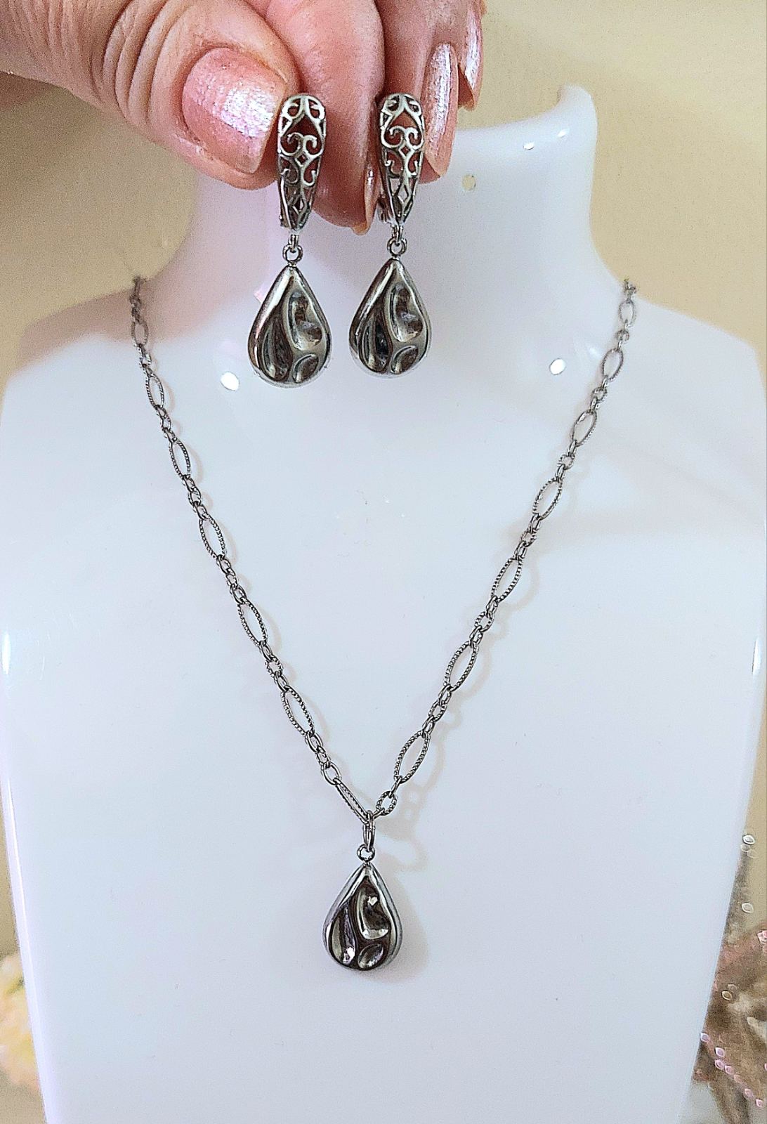 💧💧💧Κομψό Ασημένιο Σετ με Σταγόνες και Αέρινες Ανάγλυφες Λεπτομέρειες 