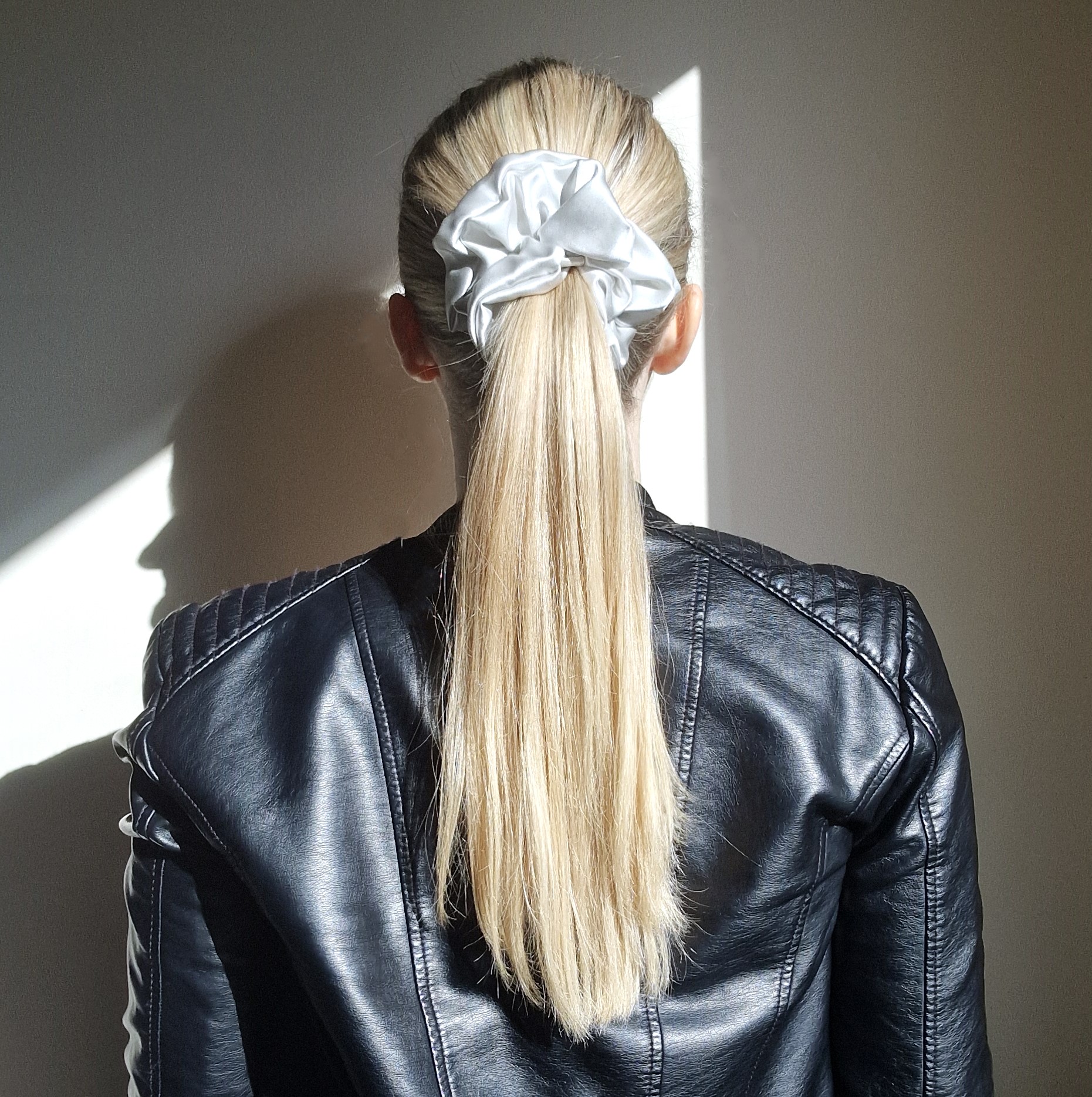 Šviesiai pilka gumytė