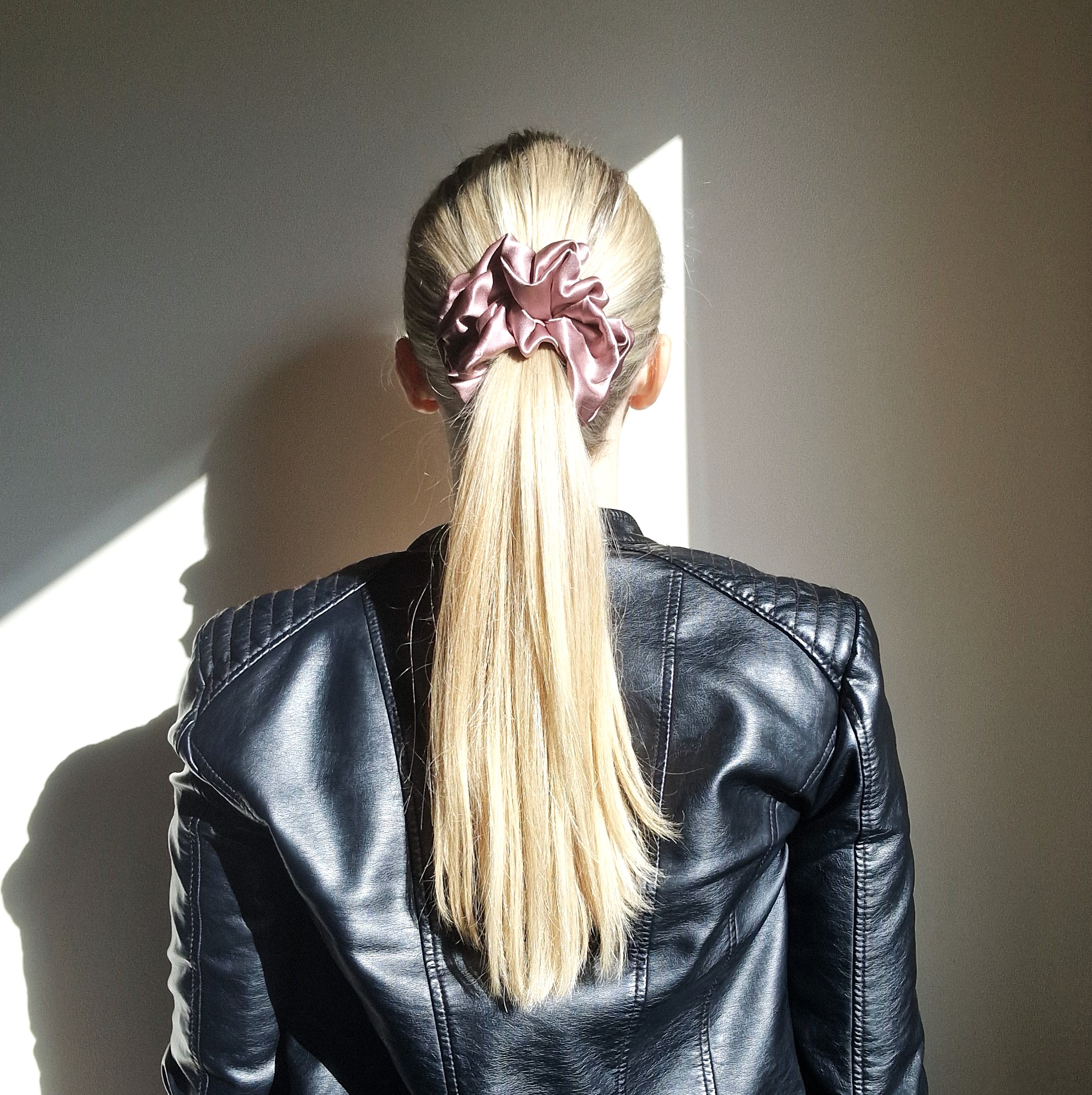 Pelenų rožinė plaukų gumytė