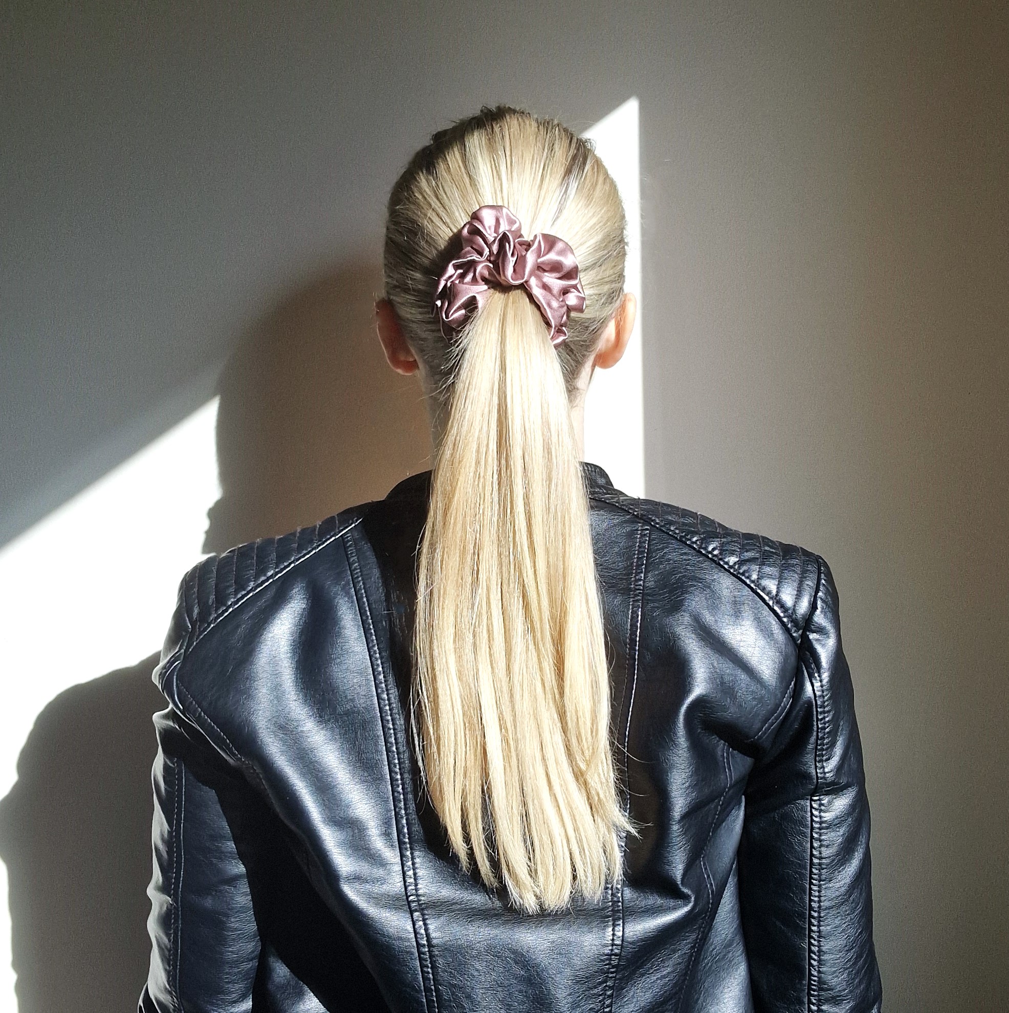 Pelenų rožinė plaukų gumytė