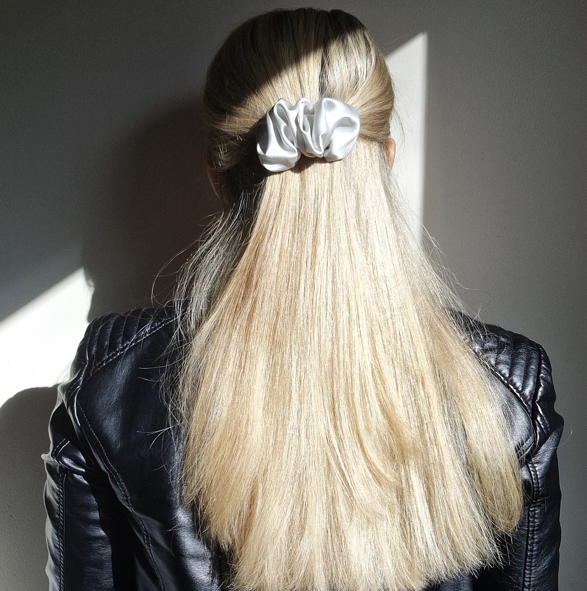 Šviesiai pilkas segtukas