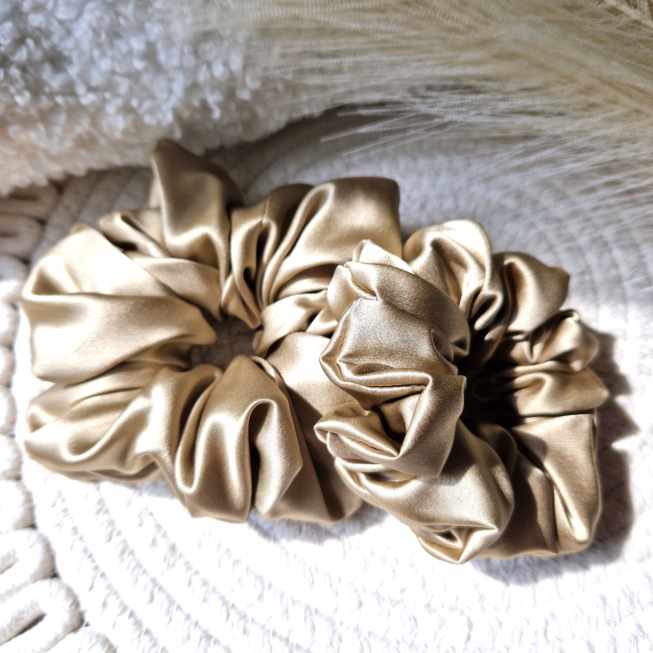 Šviesi chaki šilkinė plaukų gumytė