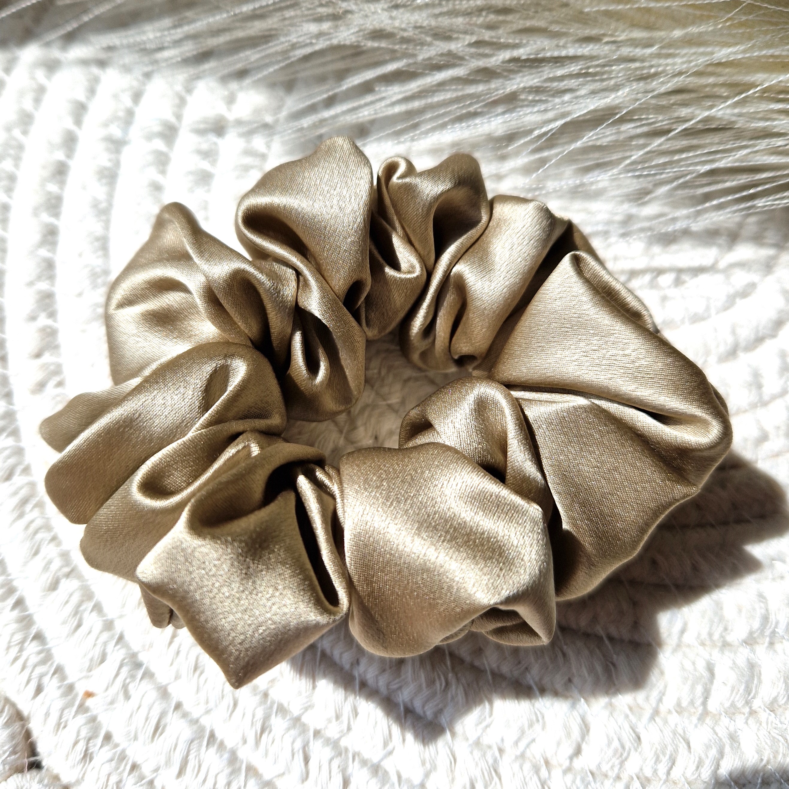 Šviesi chaki šilkinė plaukų gumytė