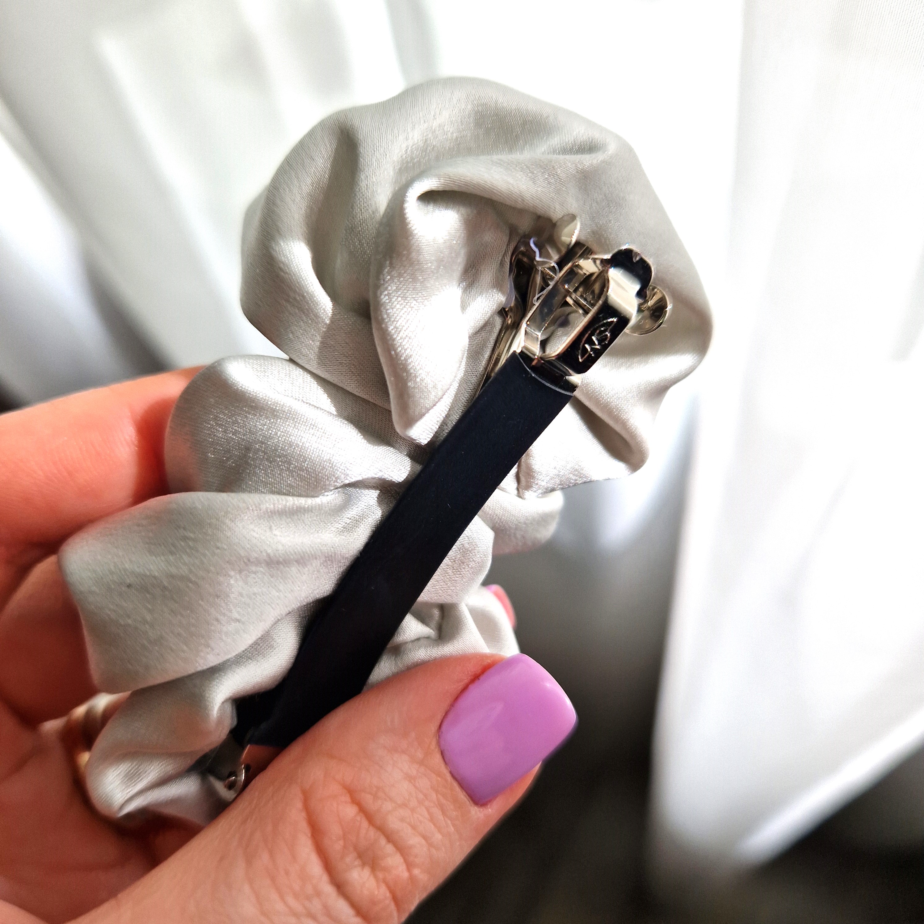 Šviesiai pilkas segtukas