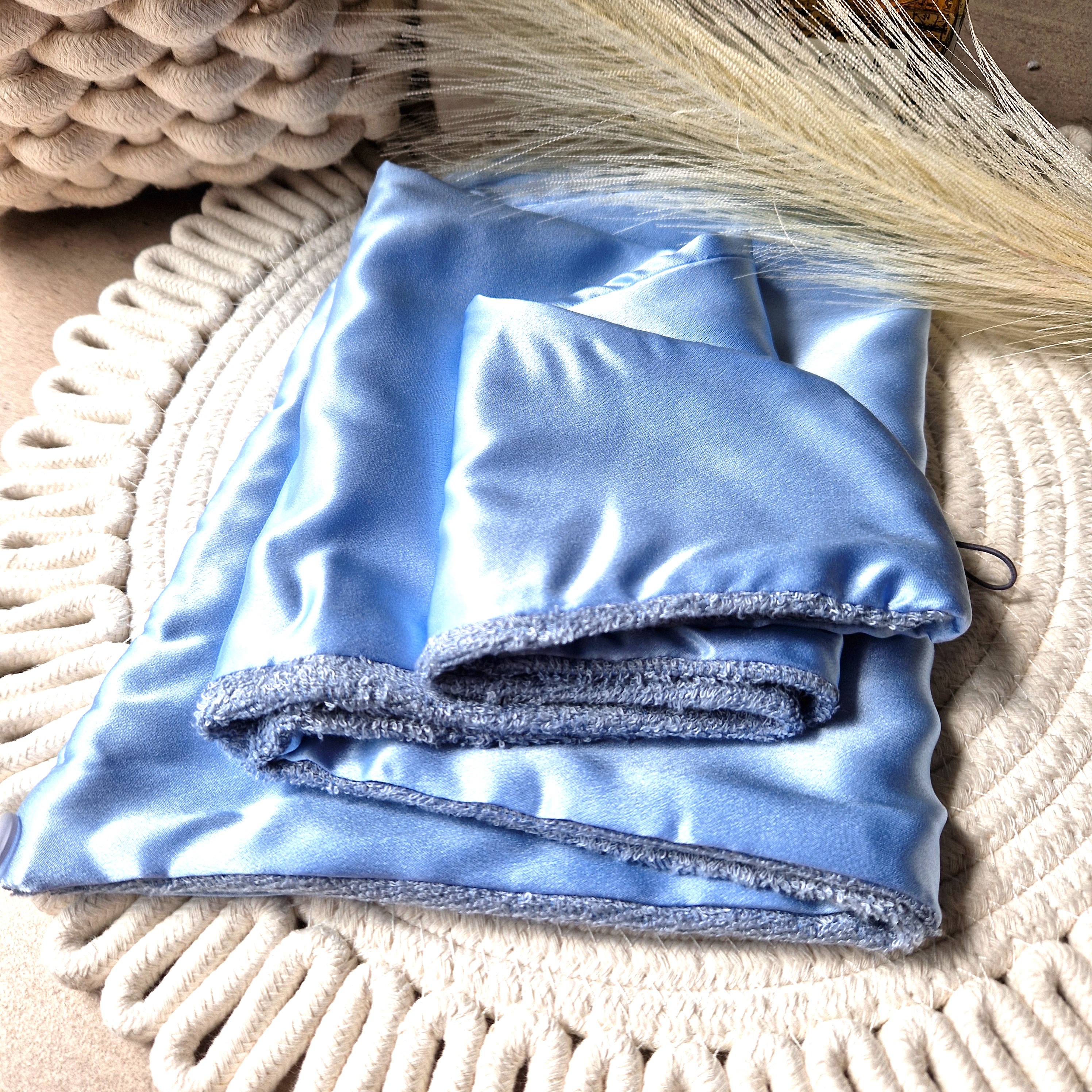 Dangaus mėlynos dvipusis plaukų rankšluostis